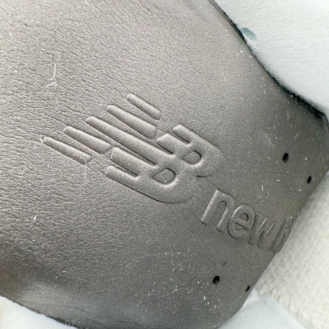 图片[11]-＃M纯原 New Balance M2002REK 龙年灰白 NB新百伦潮流复古织物皮革减震防滑耐磨轻便低帮跑步鞋 原档数据独立私模大底 唯一正确六层组合大底 RB前软后硬 百分百还原原鞋脚感 基于市场现有版本全新升级调整 NB市场最强产物 全网最全配色加持 全套原楦原纸板原厂数据开发 全鞋电脑针车加持 原厂网布 原装进口头层翻毛皮料正确绒感卡色 正确中底拉帮中底网布细节 一比一手工擦旧效果 冲裁组合 匠心打造 耗时两个月开发完成 工艺极其复杂难度可想而知 高端零售专供产物 尺码：36 37 37.5 38 38.5 39.5 40 40.5 41.5 42 42.5 43 44 44.5 45 45.5 46.5 47-选品中心