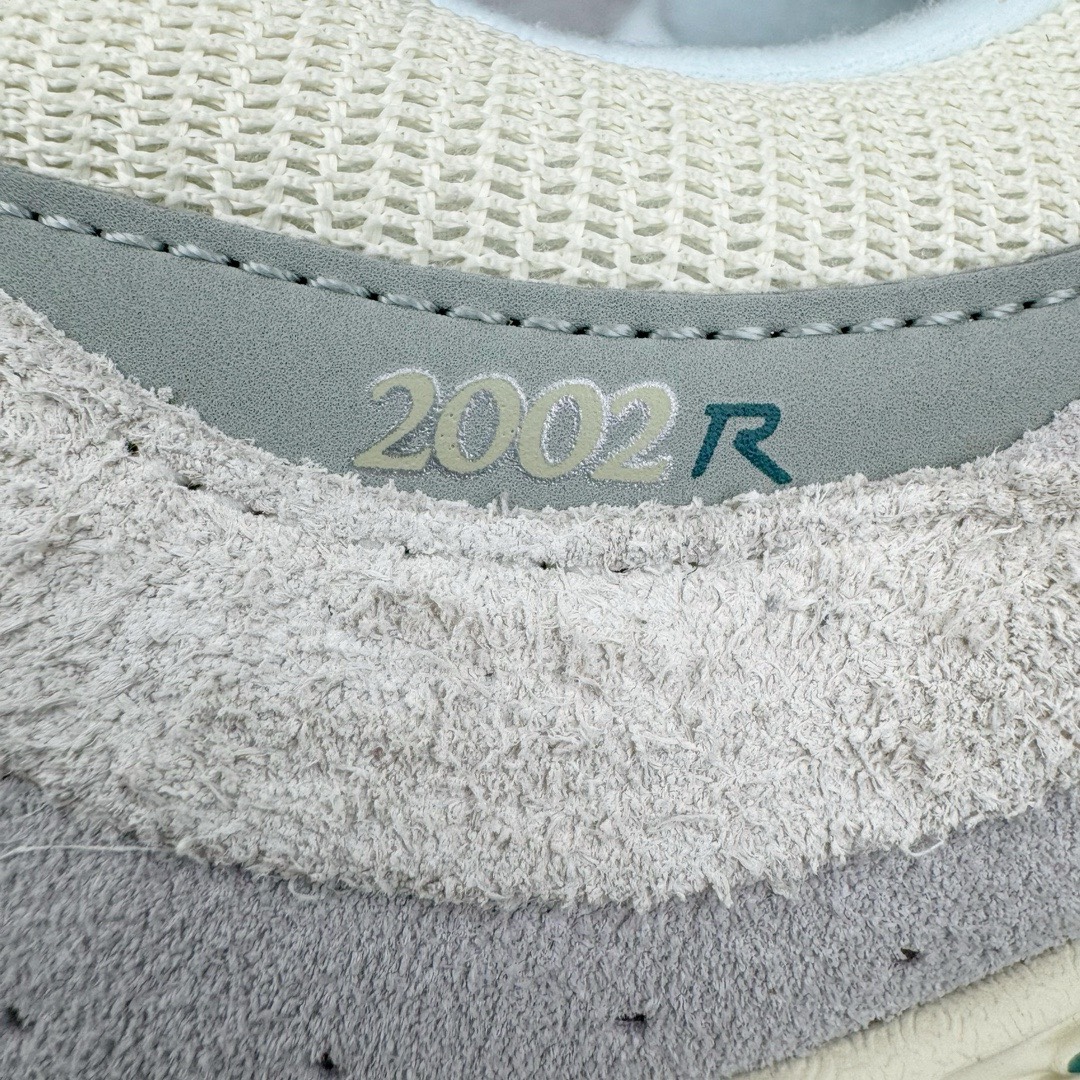 图片[19]-＃M纯原 New Balance M2002REK 龙年灰白 NB新百伦潮流复古织物皮革减震防滑耐磨轻便低帮跑步鞋 原档数据独立私模大底 唯一正确六层组合大底 RB前软后硬 百分百还原原鞋脚感 基于市场现有版本全新升级调整 NB市场最强产物 全网最全配色加持 全套原楦原纸板原厂数据开发 全鞋电脑针车加持 原厂网布 原装进口头层翻毛皮料正确绒感卡色 正确中底拉帮中底网布细节 一比一手工擦旧效果 冲裁组合 匠心打造 耗时两个月开发完成 工艺极其复杂难度可想而知 高端零售专供产物 尺码：36 37 37.5 38 38.5 39.5 40 40.5 41.5 42 42.5 43 44 44.5 45 45.5 46.5 47-选品中心