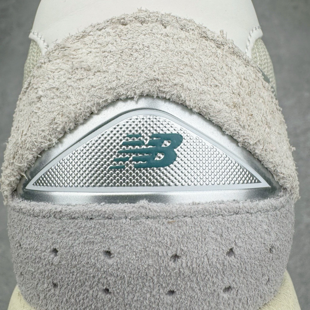 图片[13]-＃M纯原 New Balance M2002REK 龙年灰白 NB新百伦潮流复古织物皮革减震防滑耐磨轻便低帮跑步鞋 原档数据独立私模大底 唯一正确六层组合大底 RB前软后硬 百分百还原原鞋脚感 基于市场现有版本全新升级调整 NB市场最强产物 全网最全配色加持 全套原楦原纸板原厂数据开发 全鞋电脑针车加持 原厂网布 原装进口头层翻毛皮料正确绒感卡色 正确中底拉帮中底网布细节 一比一手工擦旧效果 冲裁组合 匠心打造 耗时两个月开发完成 工艺极其复杂难度可想而知 高端零售专供产物 尺码：36 37 37.5 38 38.5 39.5 40 40.5 41.5 42 42.5 43 44 44.5 45 45.5 46.5 47-选品中心