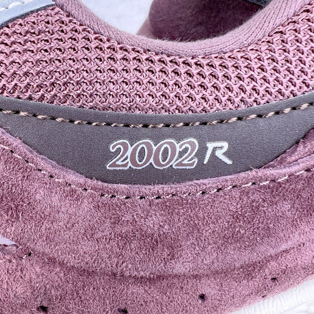 图片[13]-＃M纯原 New Balance M2002RCD 酒红 NB新百伦潮流复古织物皮革减震防滑耐磨轻便低帮跑步鞋 原档数据独立私模大底 唯一正确六层组合大底 RB前软后硬 百分百还原原鞋脚感 基于市场现有版本全新升级调整 NB市场最强产物 全网最全配色加持 全套原楦原纸板原厂数据开发 全鞋电脑针车加持 原厂网布 原装进口头层翻毛皮料正确绒感卡色 正确中底拉帮中底网布细节 一比一手工擦旧效果 冲裁组合 匠心打造 耗时两个月开发完成 工艺极其复杂难度可想而知 高端零售专供产物 尺码：36 37 37.5 38 38.5 39.5 40 40.5 41.5 42 42.5 43 44 44.5 45 45.5 46.5 47-选品中心