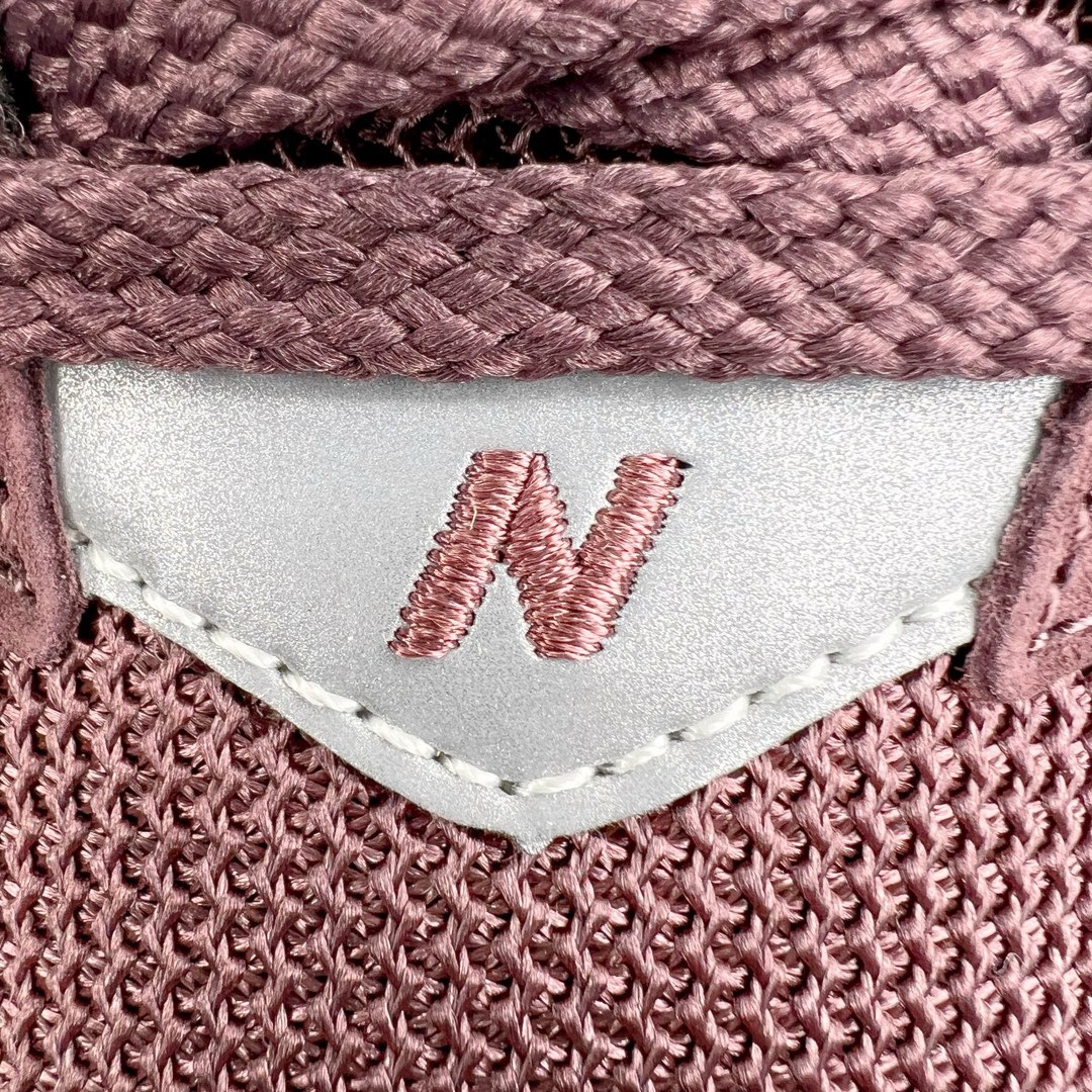 图片[14]-＃M纯原 New Balance M2002RCD 酒红 NB新百伦潮流复古织物皮革减震防滑耐磨轻便低帮跑步鞋 原档数据独立私模大底 唯一正确六层组合大底 RB前软后硬 百分百还原原鞋脚感 基于市场现有版本全新升级调整 NB市场最强产物 全网最全配色加持 全套原楦原纸板原厂数据开发 全鞋电脑针车加持 原厂网布 原装进口头层翻毛皮料正确绒感卡色 正确中底拉帮中底网布细节 一比一手工擦旧效果 冲裁组合 匠心打造 耗时两个月开发完成 工艺极其复杂难度可想而知 高端零售专供产物 尺码：36 37 37.5 38 38.5 39.5 40 40.5 41.5 42 42.5 43 44 44.5 45 45.5 46.5 47-选品中心