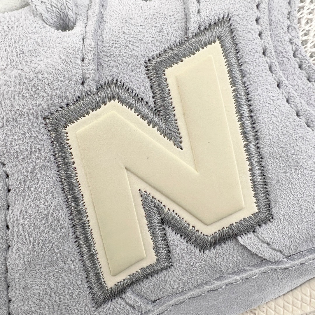 图片[10]-＃M纯原 New Balance M2002RLN 浅米灰色 CNY限定 NB新百伦潮流复古织物皮革减震防滑耐磨轻便低帮跑步鞋 原档数据独立私模大底 唯一正确六层组合大底 RB前软后硬 百分百还原原鞋脚感 基于市场现有版本全新升级调整 NB市场最强产物 全网最全配色加持 全套原楦原纸板原厂数据开发 全鞋电脑针车加持 原厂网布 原装进口头层翻毛皮料正确绒感卡色 正确中底拉帮中底网布细节 一比一手工擦旧效果 冲裁组合 匠心打造 耗时两个月开发完成 工艺极其复杂难度可想而知 高端零售专供产物 尺码：36 37 37.5 38 38.5 39.5 40 40.5 41.5 42 42.5 43 44 44.5 45 45.5 46.5 47-选品中心