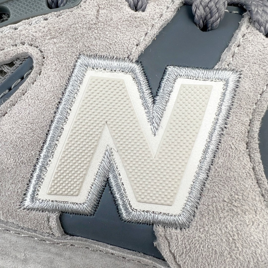 图片[13]-＃M纯原 New Balance M2002RST 灰色 NB新百伦潮流复古织物皮革减震防滑耐磨轻便低帮跑步鞋 原档数据独立私模大底 唯一正确六层组合大底 RB前软后硬 百分百还原原鞋脚感 基于市场现有版本全新升级调整 NB市场最强产物 全网最全配色加持 全套原楦原纸板原厂数据开发 全鞋电脑针车加持 原厂网布 原装进口头层翻毛皮料正确绒感卡色 正确中底拉帮中底网布细节 一比一手工擦旧效果 冲裁组合 匠心打造 耗时两个月开发完成 工艺极其复杂难度可想而知 高端零售专供产物 尺码：36 37 37.5 38 38.5 39.5 40 40.5 41.5 42 42.5 43 44 44.5 45 45.5 46.5 47-选品中心