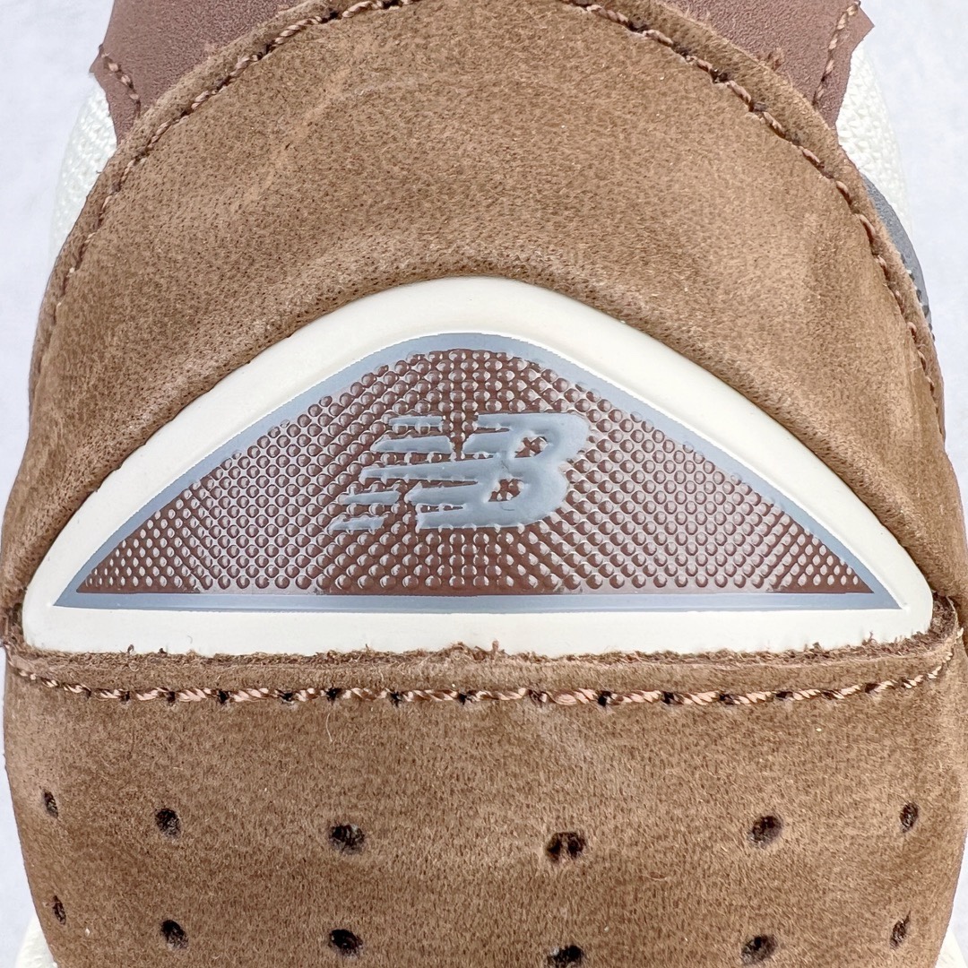 图片[11]-＃M纯原 New Balance M2002RHS 棕灰 NB新百伦潮流复古织物皮革减震防滑耐磨轻便低帮跑步鞋 原档数据独立私模大底 唯一正确六层组合大底 RB前软后硬 百分百还原原鞋脚感 基于市场现有版本全新升级调整 NB市场最强产物 全网最全配色加持 全套原楦原纸板原厂数据开发 全鞋电脑针车加持 原厂网布 原装进口头层翻毛皮料正确绒感卡色 正确中底拉帮中底网布细节 一比一手工擦旧效果 冲裁组合 匠心打造 耗时两个月开发完成 工艺极其复杂难度可想而知 高端零售专供产物 尺码：36 37 37.5 38 38.5 39.5 40 40.5 41.5 42 42.5 43 44 44.5 45 45.5 46.5 47-选品中心