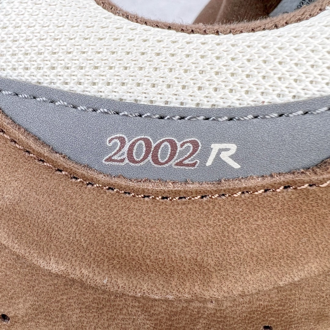 图片[12]-＃M纯原 New Balance M2002RHS 棕灰 NB新百伦潮流复古织物皮革减震防滑耐磨轻便低帮跑步鞋 原档数据独立私模大底 唯一正确六层组合大底 RB前软后硬 百分百还原原鞋脚感 基于市场现有版本全新升级调整 NB市场最强产物 全网最全配色加持 全套原楦原纸板原厂数据开发 全鞋电脑针车加持 原厂网布 原装进口头层翻毛皮料正确绒感卡色 正确中底拉帮中底网布细节 一比一手工擦旧效果 冲裁组合 匠心打造 耗时两个月开发完成 工艺极其复杂难度可想而知 高端零售专供产物 尺码：36 37 37.5 38 38.5 39.5 40 40.5 41.5 42 42.5 43 44 44.5 45 45.5 46.5 47-选品中心