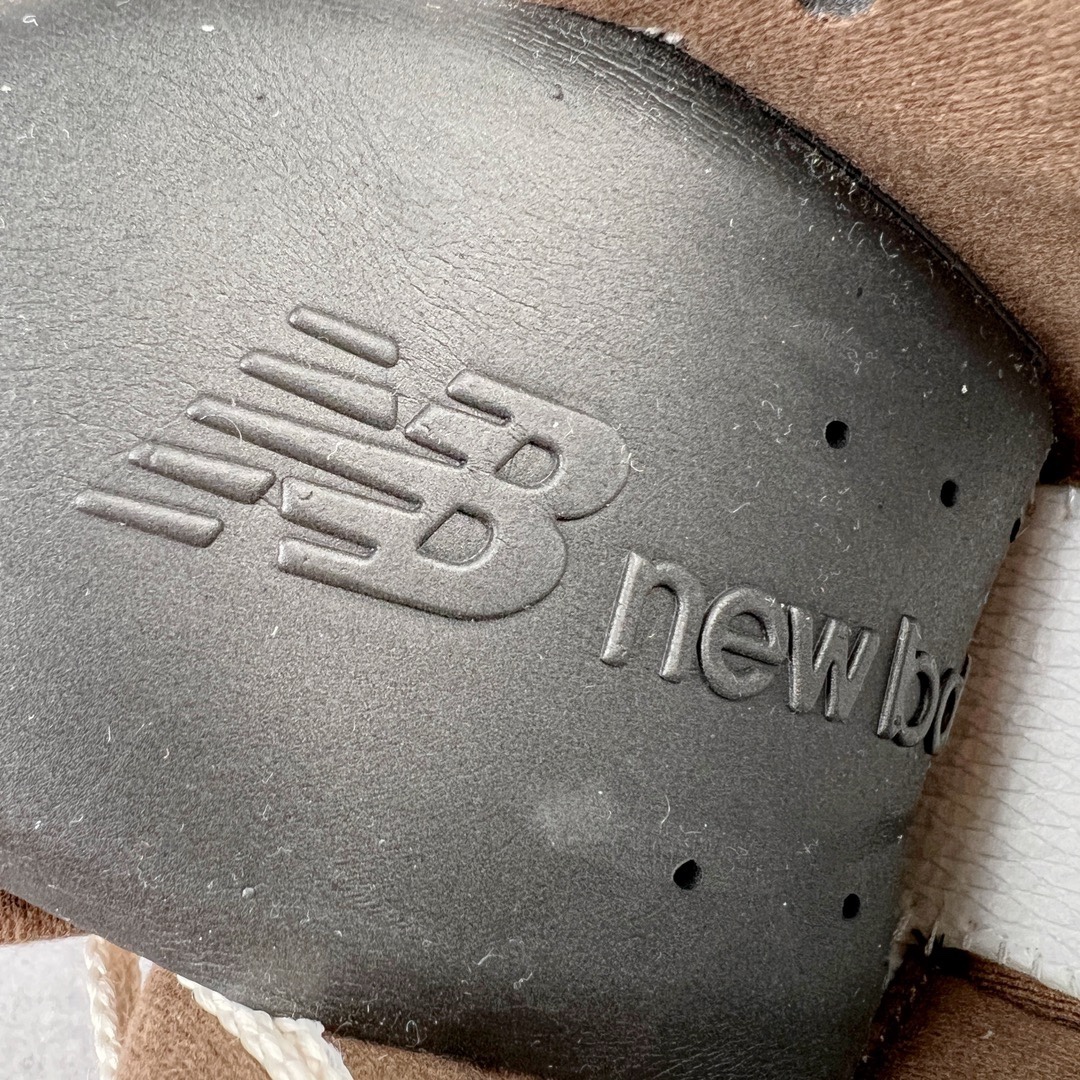 图片[17]-＃M纯原 New Balance M2002RHS 棕灰 NB新百伦潮流复古织物皮革减震防滑耐磨轻便低帮跑步鞋 原档数据独立私模大底 唯一正确六层组合大底 RB前软后硬 百分百还原原鞋脚感 基于市场现有版本全新升级调整 NB市场最强产物 全网最全配色加持 全套原楦原纸板原厂数据开发 全鞋电脑针车加持 原厂网布 原装进口头层翻毛皮料正确绒感卡色 正确中底拉帮中底网布细节 一比一手工擦旧效果 冲裁组合 匠心打造 耗时两个月开发完成 工艺极其复杂难度可想而知 高端零售专供产物 尺码：36 37 37.5 38 38.5 39.5 40 40.5 41.5 42 42.5 43 44 44.5 45 45.5 46.5 47-选品中心