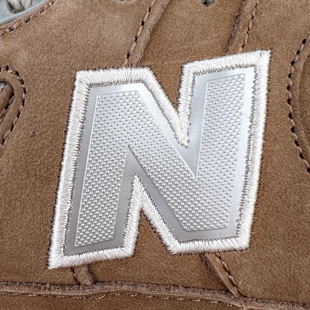 图片[14]-＃M纯原 New Balance M2002RHS 棕灰 NB新百伦潮流复古织物皮革减震防滑耐磨轻便低帮跑步鞋 原档数据独立私模大底 唯一正确六层组合大底 RB前软后硬 百分百还原原鞋脚感 基于市场现有版本全新升级调整 NB市场最强产物 全网最全配色加持 全套原楦原纸板原厂数据开发 全鞋电脑针车加持 原厂网布 原装进口头层翻毛皮料正确绒感卡色 正确中底拉帮中底网布细节 一比一手工擦旧效果 冲裁组合 匠心打造 耗时两个月开发完成 工艺极其复杂难度可想而知 高端零售专供产物 尺码：36 37 37.5 38 38.5 39.5 40 40.5 41.5 42 42.5 43 44 44.5 45 45.5 46.5 47-选品中心