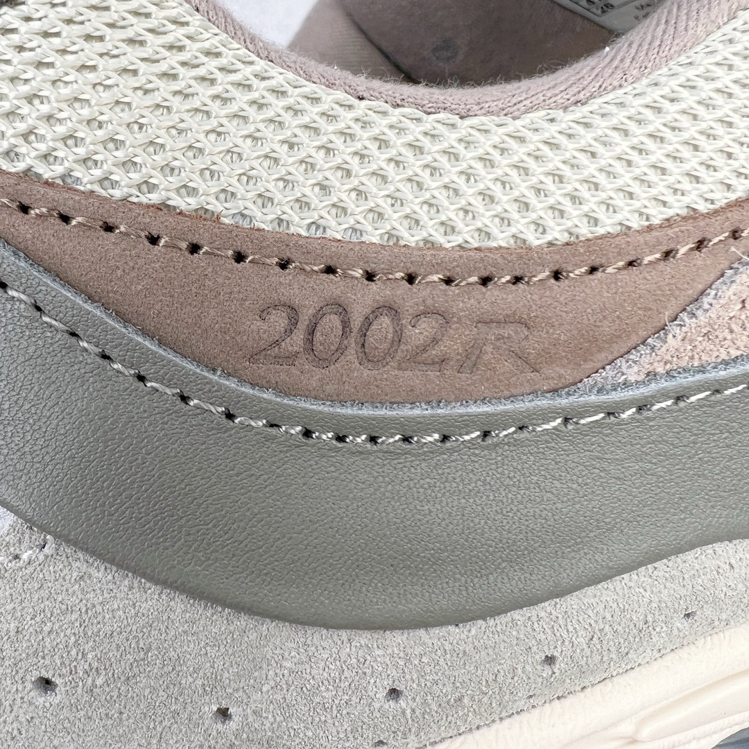 图片[14]-＃M纯原 Atmos x NB New Balance M2002RAM 联名 米棕绿 NB新百伦潮流复古织物皮革减震防滑耐磨轻便低帮跑步鞋 原档数据独立私模大底 唯一正确六层组合大底 RB前软后硬 百分百还原原鞋脚感 基于市场现有版本全新升级调整 NB市场最强产物 全网最全配色加持 全套原楦原纸板原厂数据开发 全鞋电脑针车加持 原厂网布 原装进口头层翻毛皮料正确绒感卡色 正确中底拉帮中底网布细节 一比一手工擦旧效果 冲裁组合 匠心打造 耗时两个月开发完成 工艺极其复杂难度可想而知 高端零售专供产物 尺码：36 37 37.5 38 38.5 39.5 40 40.5 41.5 42 42.5 43 44 44.5 45 45.5 46.5 47-选品中心