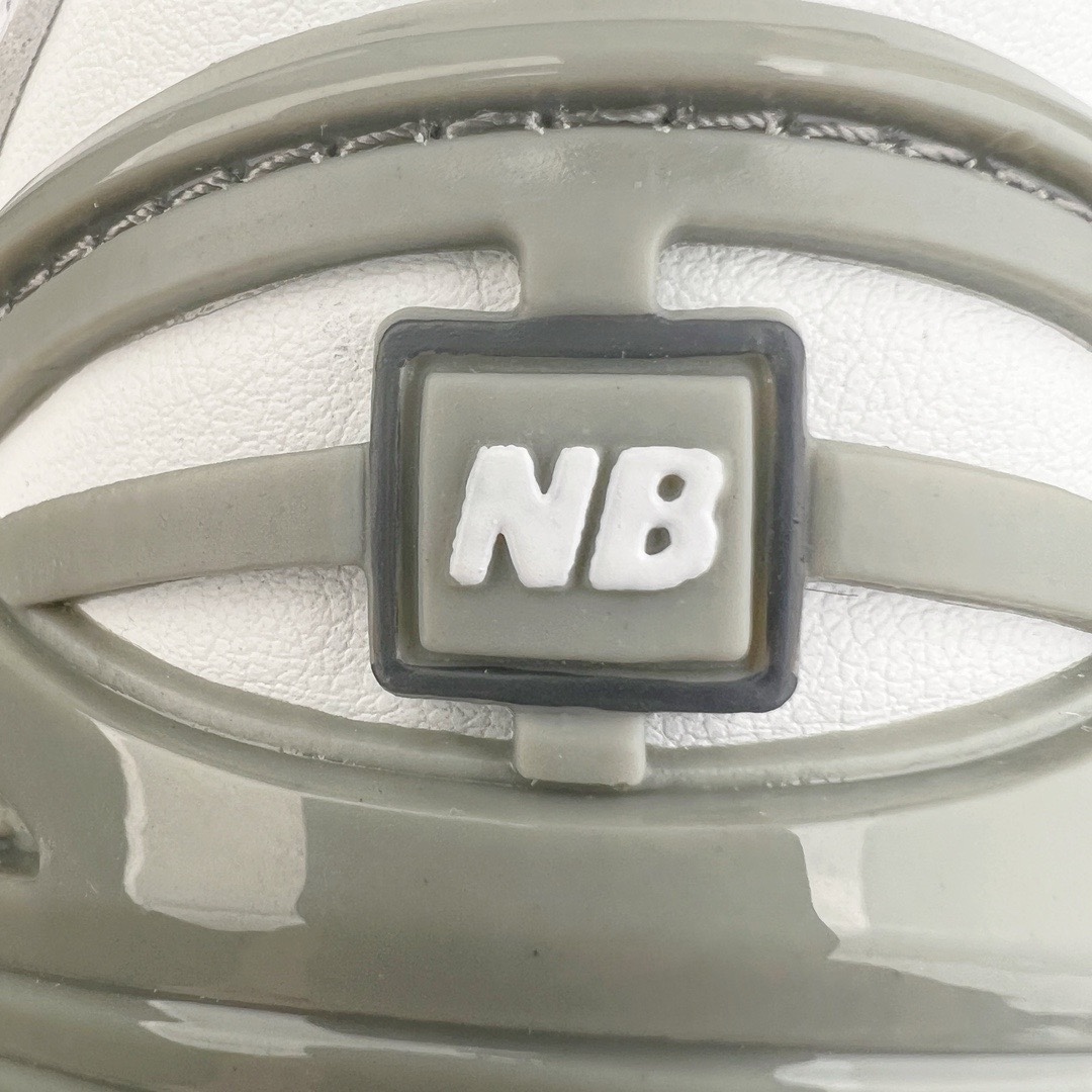 图片[12]-＃M纯原 New Balance M1906RE 白银 NB新百伦潮流复古织物皮革减震防滑耐磨轻便低帮跑步鞋 原档数据独立私模大底 唯一正确六层组合大底 RB前软后硬 百分百还原原鞋脚感 基于市场现有版本全新升级调整 NB市场最强产物 全网最全配色加持 全套原楦原纸板原厂数据开发 全鞋电脑针车加持 原厂网布 原装进口头层翻毛皮料正确绒感卡色 正确中底拉帮中底网布细节 一比一手工擦旧效果 冲裁组合 匠心打造 耗时两个月开发完成 工艺极其复杂难度可想而知 高端零售专供产物 尺码：36 37 37.5 38 38.5 39.5 40 40.5 41.5 42 42.5 43 44 44.5 45 45.5 46.5 47-选品中心
