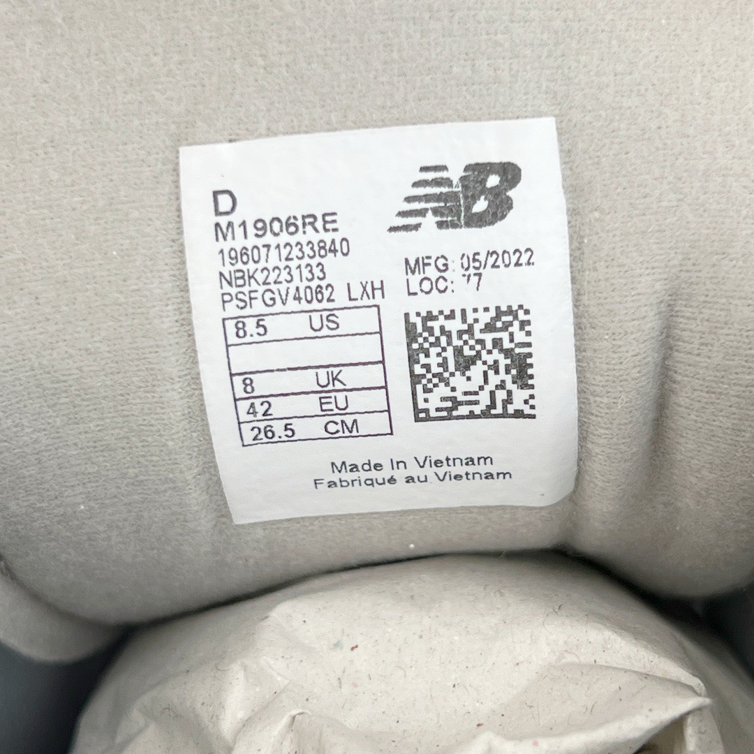 图片[18]-＃M纯原 New Balance M1906RE 白银 NB新百伦潮流复古织物皮革减震防滑耐磨轻便低帮跑步鞋 原档数据独立私模大底 唯一正确六层组合大底 RB前软后硬 百分百还原原鞋脚感 基于市场现有版本全新升级调整 NB市场最强产物 全网最全配色加持 全套原楦原纸板原厂数据开发 全鞋电脑针车加持 原厂网布 原装进口头层翻毛皮料正确绒感卡色 正确中底拉帮中底网布细节 一比一手工擦旧效果 冲裁组合 匠心打造 耗时两个月开发完成 工艺极其复杂难度可想而知 高端零售专供产物 尺码：36 37 37.5 38 38.5 39.5 40 40.5 41.5 42 42.5 43 44 44.5 45 45.5 46.5 47-选品中心