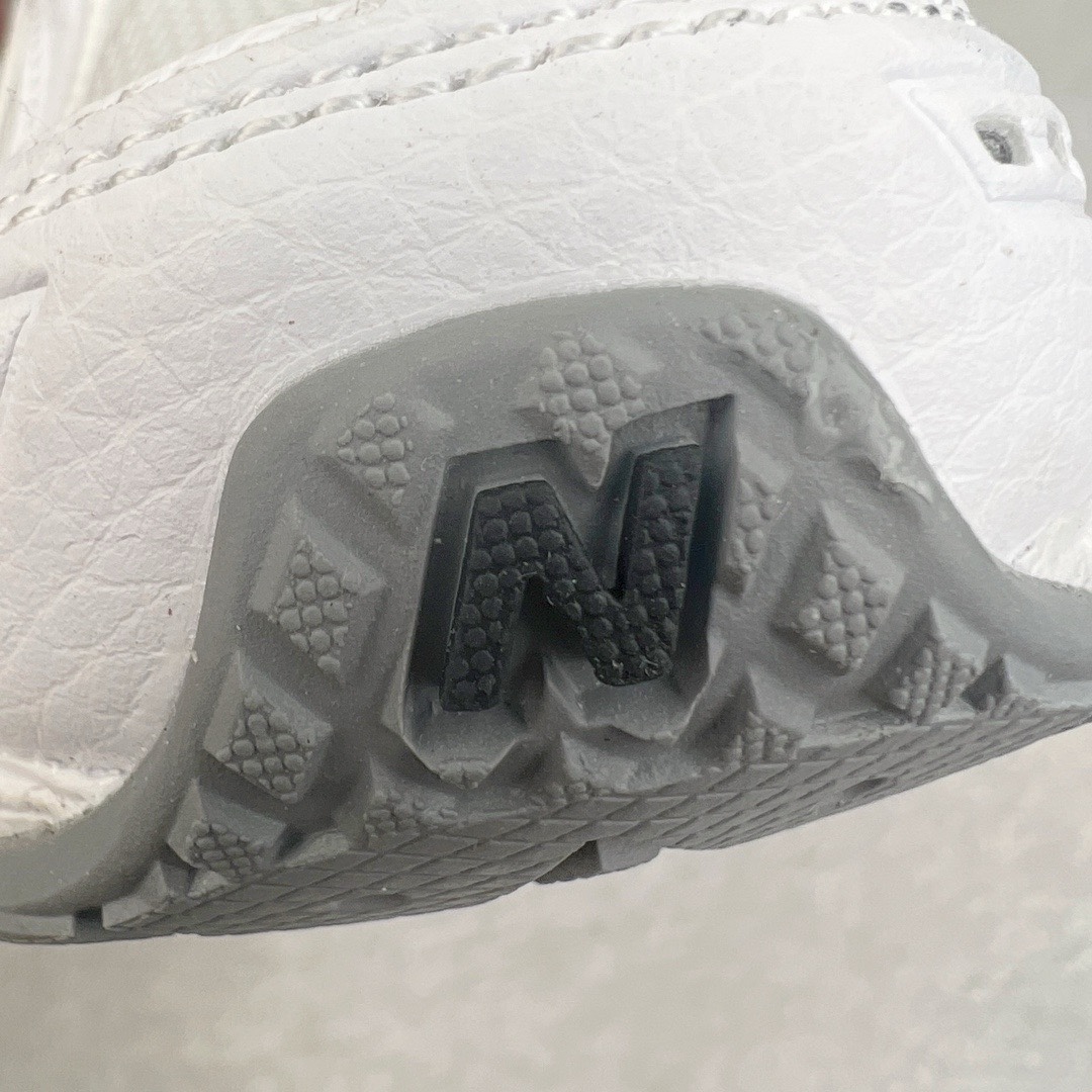图片[11]-＃M纯原 New Balance M1906RE 白银 NB新百伦潮流复古织物皮革减震防滑耐磨轻便低帮跑步鞋 原档数据独立私模大底 唯一正确六层组合大底 RB前软后硬 百分百还原原鞋脚感 基于市场现有版本全新升级调整 NB市场最强产物 全网最全配色加持 全套原楦原纸板原厂数据开发 全鞋电脑针车加持 原厂网布 原装进口头层翻毛皮料正确绒感卡色 正确中底拉帮中底网布细节 一比一手工擦旧效果 冲裁组合 匠心打造 耗时两个月开发完成 工艺极其复杂难度可想而知 高端零售专供产物 尺码：36 37 37.5 38 38.5 39.5 40 40.5 41.5 42 42.5 43 44 44.5 45 45.5 46.5 47-选品中心