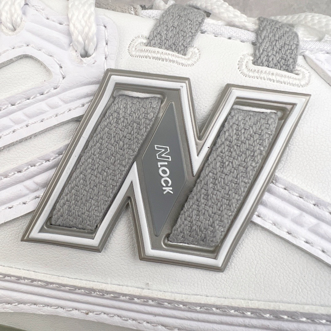 图片[10]-＃M纯原 New Balance M1906RE 白银 NB新百伦潮流复古织物皮革减震防滑耐磨轻便低帮跑步鞋 原档数据独立私模大底 唯一正确六层组合大底 RB前软后硬 百分百还原原鞋脚感 基于市场现有版本全新升级调整 NB市场最强产物 全网最全配色加持 全套原楦原纸板原厂数据开发 全鞋电脑针车加持 原厂网布 原装进口头层翻毛皮料正确绒感卡色 正确中底拉帮中底网布细节 一比一手工擦旧效果 冲裁组合 匠心打造 耗时两个月开发完成 工艺极其复杂难度可想而知 高端零售专供产物 尺码：36 37 37.5 38 38.5 39.5 40 40.5 41.5 42 42.5 43 44 44.5 45 45.5 46.5 47-选品中心