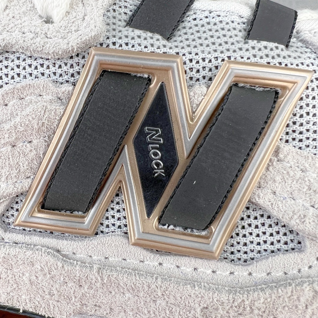 图片[14]-＃M纯原 New Balance M1906DC 白鲸白 NB新百伦潮流复古织物皮革减震防滑耐磨轻便低帮跑步鞋 原档数据独立私模大底 唯一正确六层组合大底 RB前软后硬 百分百还原原鞋脚感 基于市场现有版本全新升级调整 NB市场最强产物 全网最全配色加持 全套原楦原纸板原厂数据开发 全鞋电脑针车加持 原厂网布 原装进口头层翻毛皮料正确绒感卡色 正确中底拉帮中底网布细节 一比一手工擦旧效果 冲裁组合 匠心打造 耗时两个月开发完成 工艺极其复杂难度可想而知 高端零售专供产物 尺码：36 37 37.5 38 38.5 39.5 40 40.5 41.5 42 42.5 43 44 44.5 45 45.5 46.5 47-选品中心