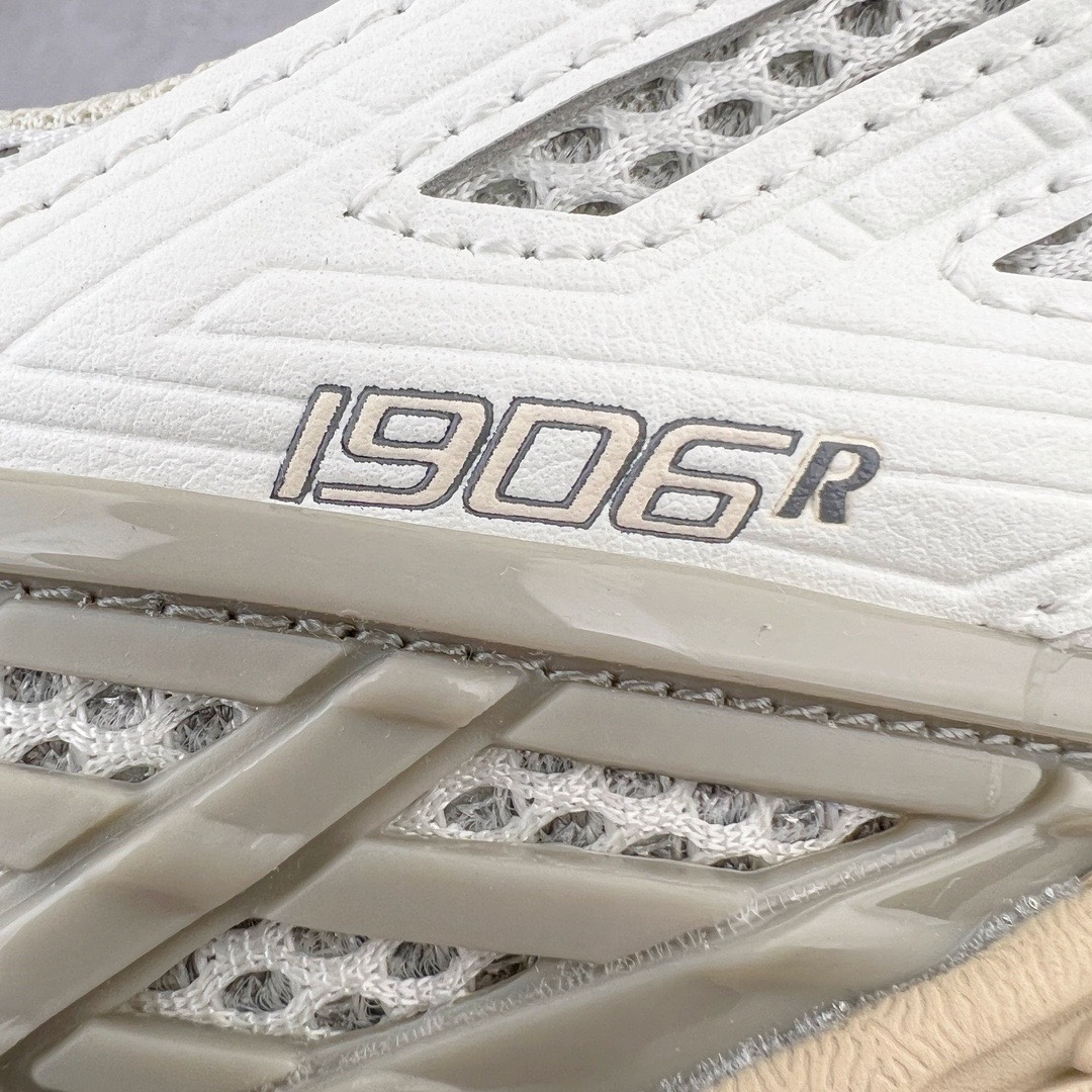 图片[11]-＃M纯原 New Balance M1906RP 白灰 NB新百伦潮流复古织物皮革减震防滑耐磨轻便低帮跑步鞋 原档数据独立私模大底 唯一正确六层组合大底 RB前软后硬 百分百还原原鞋脚感 基于市场现有版本全新升级调整 NB市场最强产物 全网最全配色加持 全套原楦原纸板原厂数据开发 全鞋电脑针车加持 原厂网布 原装进口头层翻毛皮料正确绒感卡色 正确中底拉帮中底网布细节 一比一手工擦旧效果 冲裁组合 匠心打造 耗时两个月开发完成 工艺极其复杂难度可想而知 高端零售专供产物 尺码：36 37 37.5 38 38.5 39.5 40 40.5 41.5 42 42.5 43 44 44.5 45 45.5 46.5 47-选品中心
