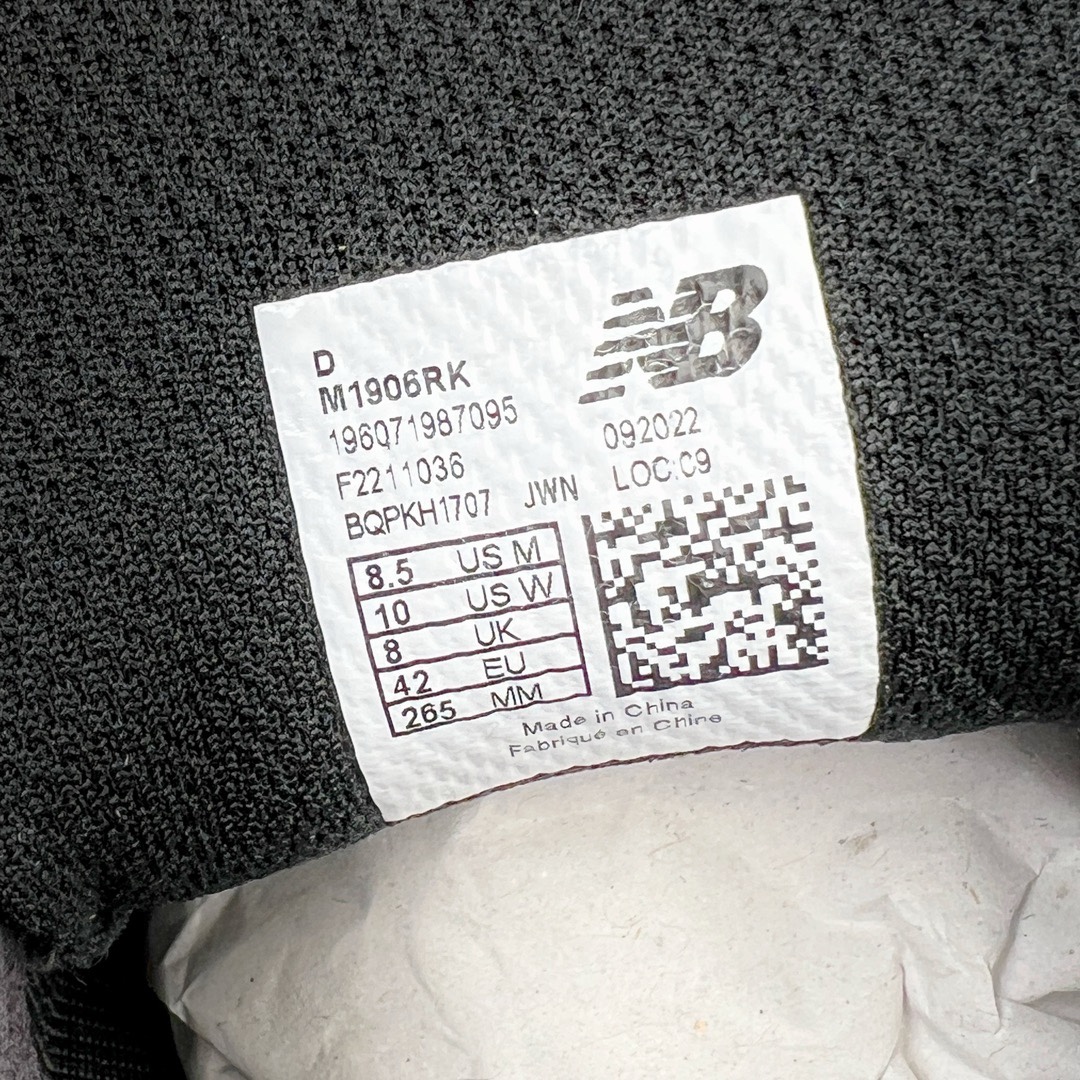 图片[17]-＃M纯原 New Balance M1906RK 黑色 NB新百伦潮流复古织物皮革减震防滑耐磨轻便低帮跑步鞋 原档数据独立私模大底 唯一正确六层组合大底 RB前软后硬 百分百还原原鞋脚感 基于市场现有版本全新升级调整 NB市场最强产物 全网最全配色加持 全套原楦原纸板原厂数据开发 全鞋电脑针车加持 原厂网布 原装进口头层翻毛皮料正确绒感卡色 正确中底拉帮中底网布细节 一比一手工擦旧效果 冲裁组合 匠心打造 耗时两个月开发完成 工艺极其复杂难度可想而知 高端零售专供产物 尺码：36 37 37.5 38 38.5 39.5 40 40.5 41.5 42 42.5 43 44 44.5 45 45.5 46.5 47-选品中心