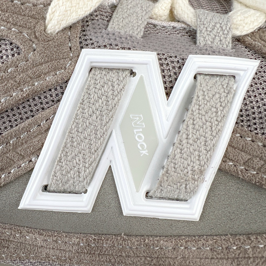 图片[16]-＃M纯原 New Balance M1906RL 浅棕灰 NB新百伦潮流复古织物皮革减震防滑耐磨轻便低帮跑步鞋 原档数据独立私模大底 唯一正确六层组合大底 RB前软后硬 百分百还原原鞋脚感 基于市场现有版本全新升级调整 NB市场最强产物 全网最全配色加持 全套原楦原纸板原厂数据开发 全鞋电脑针车加持 原厂网布 原装进口头层翻毛皮料正确绒感卡色 正确中底拉帮中底网布细节 一比一手工擦旧效果 冲裁组合 匠心打造 耗时两个月开发完成 工艺极其复杂难度可想而知 高端零售专供产物 尺码：36 37 37.5 38 38.5 39.5 40 40.5 41.5 42 42.5 43 44 44.5 45 45.5 46.5 47-选品中心