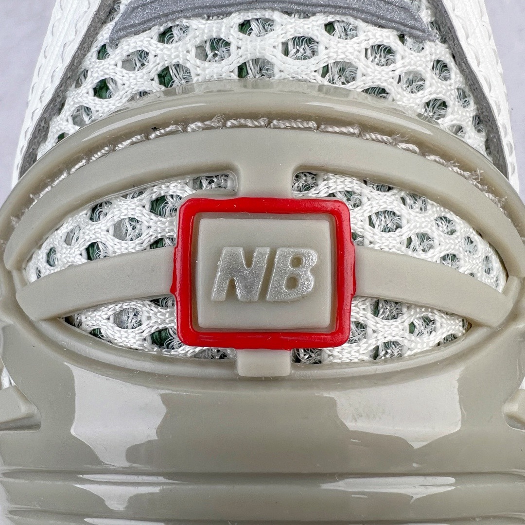 图片[11]-＃M纯原 New Balance M1906RQ 白绿 NB新百伦潮流复古织物皮革减震防滑耐磨轻便低帮跑步鞋 原档数据独立私模大底 唯一正确六层组合大底 RB前软后硬 百分百还原原鞋脚感 基于市场现有版本全新升级调整 NB市场最强产物 全网最全配色加持 全套原楦原纸板原厂数据开发 全鞋电脑针车加持 原厂网布 原装进口头层翻毛皮料正确绒感卡色 正确中底拉帮中底网布细节 一比一手工擦旧效果 冲裁组合 匠心打造 耗时两个月开发完成 工艺极其复杂难度可想而知 高端零售专供产物 尺码：36 37 37.5 38 38.5 39.5 40 40.5 41.5 42 42.5 43 44 44.5 45 45.5 46.5 47-选品中心