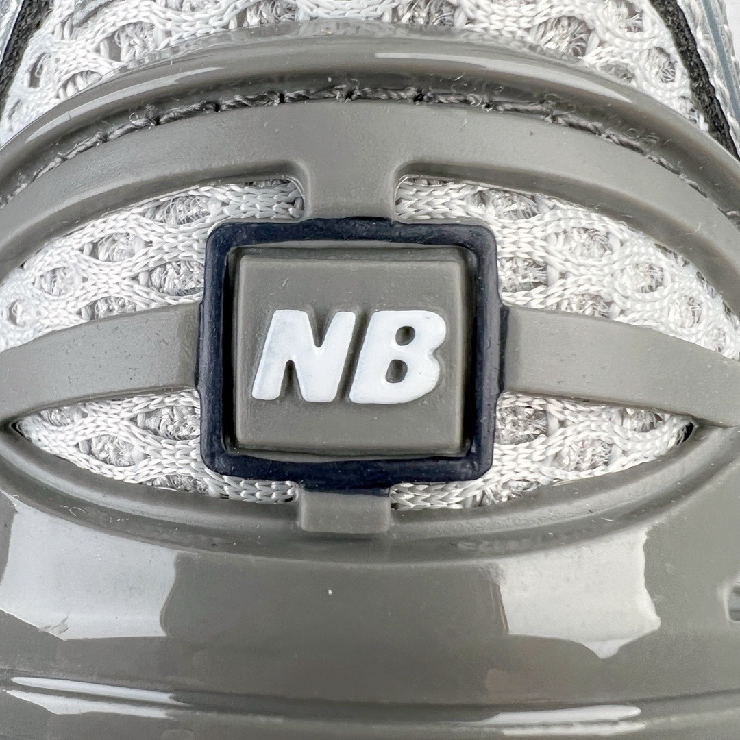 图片[12]-＃M纯原 New Balance M1906RTI 灰银 NB新百伦潮流复古织物皮革减震防滑耐磨轻便低帮跑步鞋 原档数据独立私模大底 唯一正确六层组合大底 RB前软后硬 百分百还原原鞋脚感 基于市场现有版本全新升级调整 NB市场最强产物 全网最全配色加持 全套原楦原纸板原厂数据开发 全鞋电脑针车加持 原厂网布 原装进口头层翻毛皮料正确绒感卡色 正确中底拉帮中底网布细节 一比一手工擦旧效果 冲裁组合 匠心打造 耗时两个月开发完成 工艺极其复杂难度可想而知 高端零售专供产物 尺码：36 37 37.5 38 38.5 39.5 40 40.5 41.5 42 42.5 43 44 44.5 45 45.5 46.5 47-选品中心