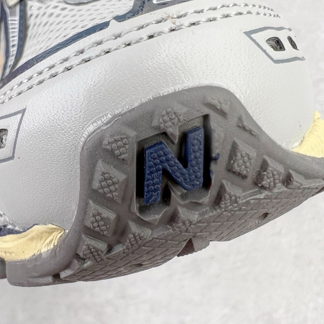 图片[16]-＃M纯原 New Balance M1906RTI 灰银 NB新百伦潮流复古织物皮革减震防滑耐磨轻便低帮跑步鞋 原档数据独立私模大底 唯一正确六层组合大底 RB前软后硬 百分百还原原鞋脚感 基于市场现有版本全新升级调整 NB市场最强产物 全网最全配色加持 全套原楦原纸板原厂数据开发 全鞋电脑针车加持 原厂网布 原装进口头层翻毛皮料正确绒感卡色 正确中底拉帮中底网布细节 一比一手工擦旧效果 冲裁组合 匠心打造 耗时两个月开发完成 工艺极其复杂难度可想而知 高端零售专供产物 尺码：36 37 37.5 38 38.5 39.5 40 40.5 41.5 42 42.5 43 44 44.5 45 45.5 46.5 47-选品中心