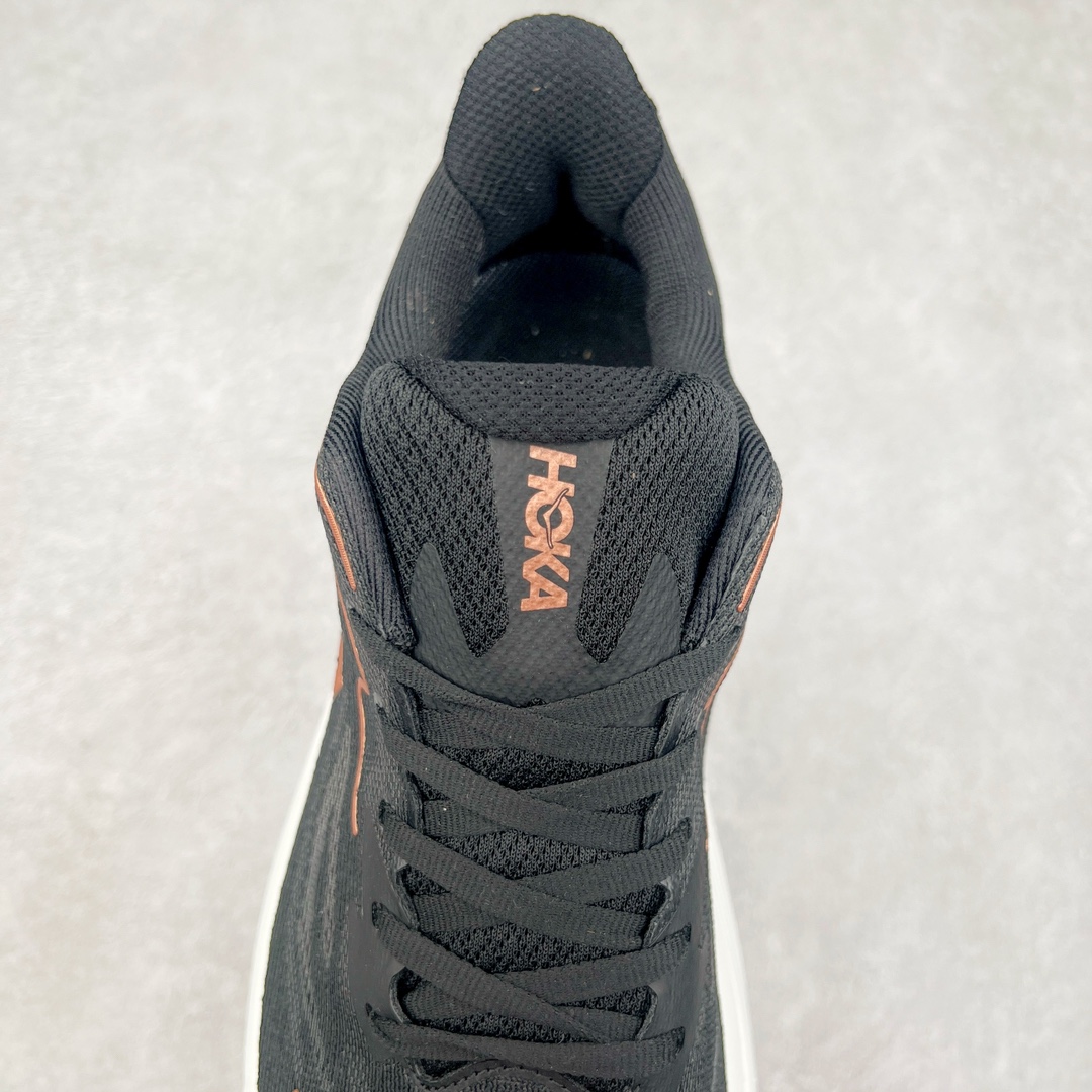 图片[5]-HOKA ONE ONE Clifton 克里夫顿10代专业性能减震公路跑步鞋 轻盈透气的针织网面和纱线的使用让鞋面更挺拔 增强鞋面的强度和支撑性能 搭配柔软的鞋舌 让双脚在舒适包裹中跑的更加畅快 全新泡棉中底 柔软的同时增强回弹性能 为不同跑者提供更平稳流畅的脚感 带来全面的缓冲保护 根据人体工程学设计的延长拉襟 后跟处弹软的海绵填充舒适固定 避免掉跟和摩擦 相比上一代光滑的内衬 Clifton 9的内衬增强了摩擦力 避免双脚在鞋内滑动 尺码：36 36.5 37.5 38 38.5 39 40 40.5 41 42 42.5 43 44 44.5 45-选品中心