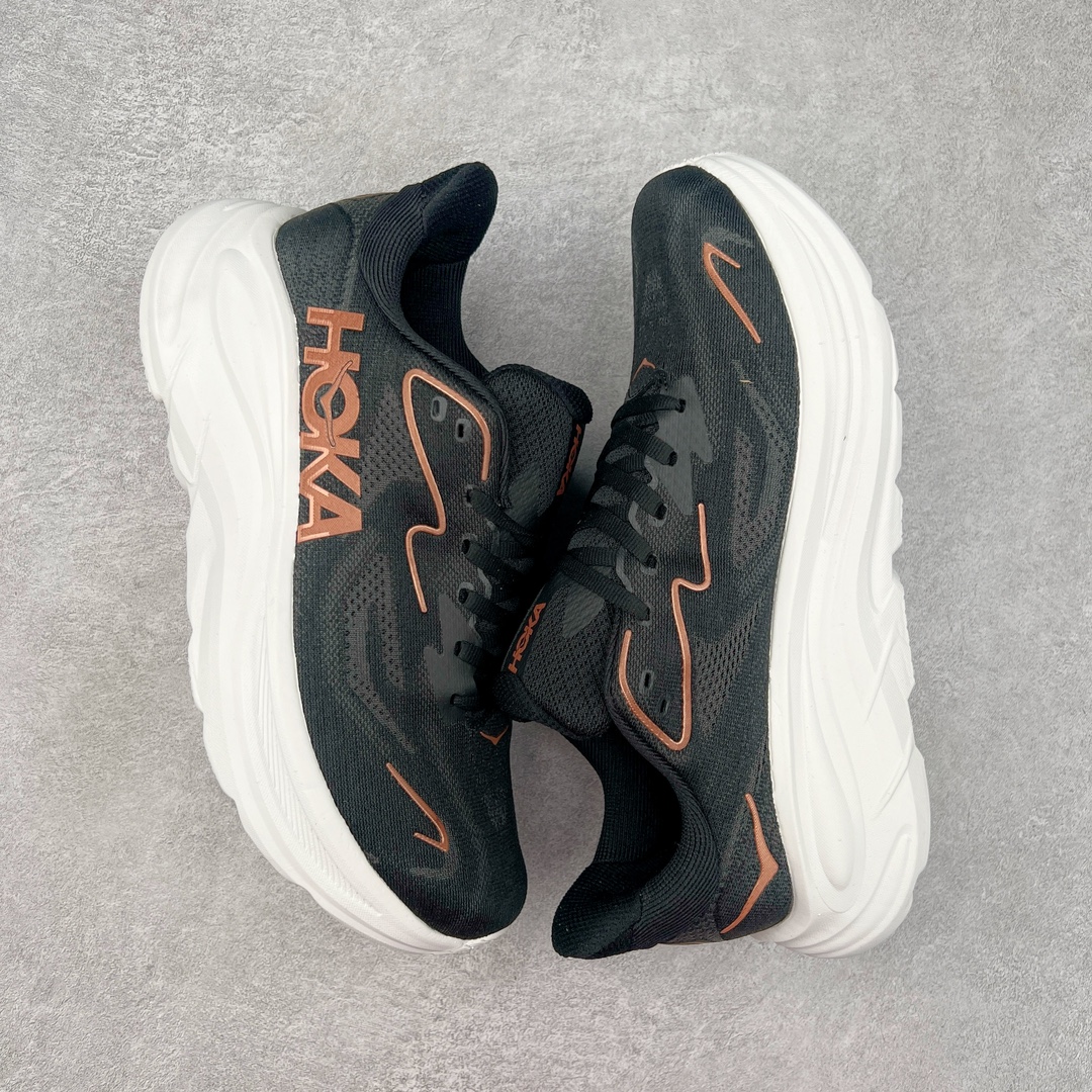 图片[3]-HOKA ONE ONE Clifton 克里夫顿10代专业性能减震公路跑步鞋 轻盈透气的针织网面和纱线的使用让鞋面更挺拔 增强鞋面的强度和支撑性能 搭配柔软的鞋舌 让双脚在舒适包裹中跑的更加畅快 全新泡棉中底 柔软的同时增强回弹性能 为不同跑者提供更平稳流畅的脚感 带来全面的缓冲保护 根据人体工程学设计的延长拉襟 后跟处弹软的海绵填充舒适固定 避免掉跟和摩擦 相比上一代光滑的内衬 Clifton 9的内衬增强了摩擦力 避免双脚在鞋内滑动 尺码：36 36.5 37.5 38 38.5 39 40 40.5 41 42 42.5 43 44 44.5 45-选品中心