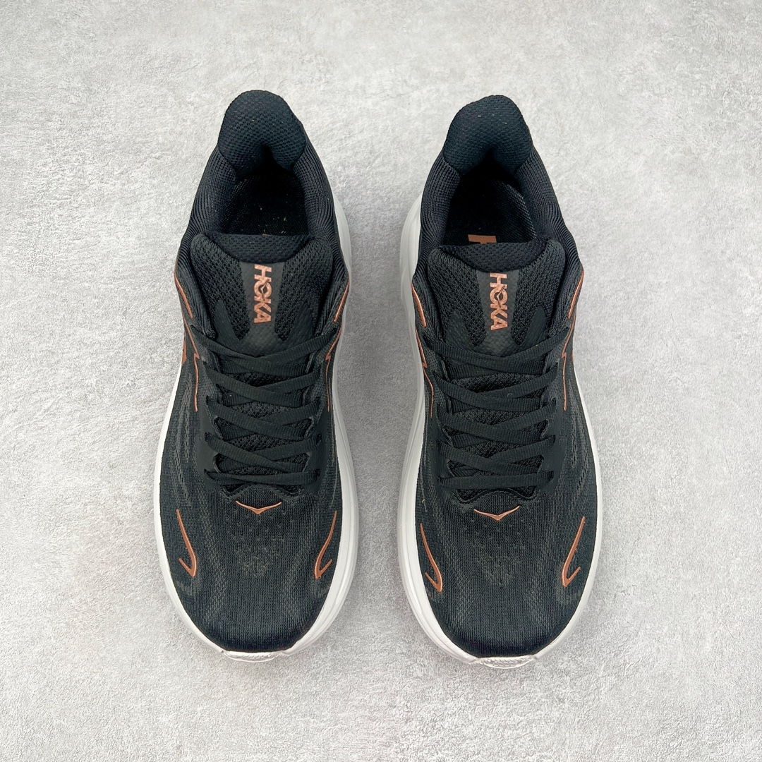 图片[2]-HOKA ONE ONE Clifton 克里夫顿10代专业性能减震公路跑步鞋 轻盈透气的针织网面和纱线的使用让鞋面更挺拔 增强鞋面的强度和支撑性能 搭配柔软的鞋舌 让双脚在舒适包裹中跑的更加畅快 全新泡棉中底 柔软的同时增强回弹性能 为不同跑者提供更平稳流畅的脚感 带来全面的缓冲保护 根据人体工程学设计的延长拉襟 后跟处弹软的海绵填充舒适固定 避免掉跟和摩擦 相比上一代光滑的内衬 Clifton 9的内衬增强了摩擦力 避免双脚在鞋内滑动 尺码：36 36.5 37.5 38 38.5 39 40 40.5 41 42 42.5 43 44 44.5 45-选品中心