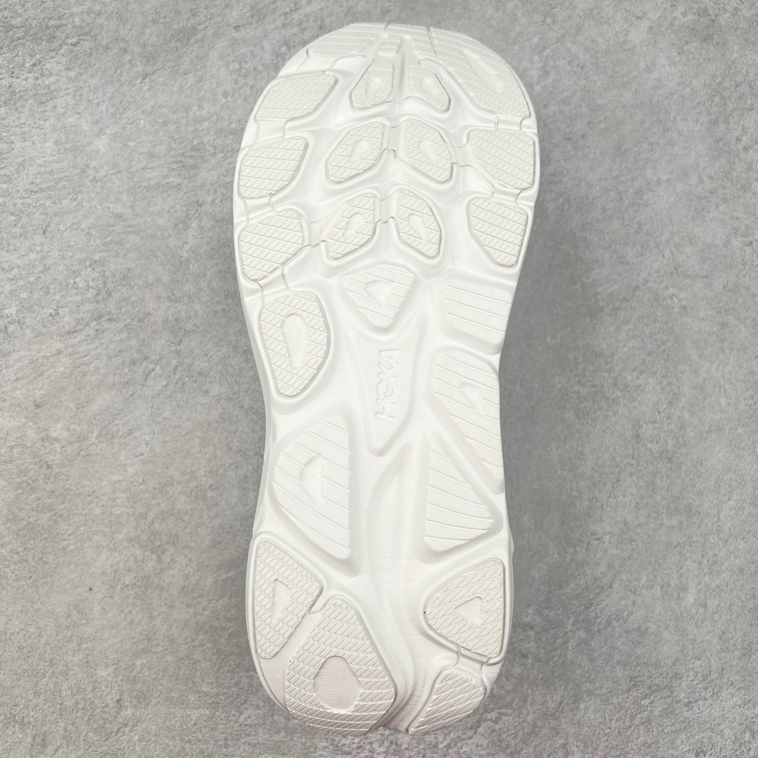 图片[9]-HOKA ONE ONE Clifton 克里夫顿10代专业性能减震公路跑步鞋 轻盈透气的针织网面和纱线的使用让鞋面更挺拔 增强鞋面的强度和支撑性能 搭配柔软的鞋舌 让双脚在舒适包裹中跑的更加畅快 全新泡棉中底 柔软的同时增强回弹性能 为不同跑者提供更平稳流畅的脚感 带来全面的缓冲保护 根据人体工程学设计的延长拉襟 后跟处弹软的海绵填充舒适固定 避免掉跟和摩擦 相比上一代光滑的内衬 Clifton 9的内衬增强了摩擦力 避免双脚在鞋内滑动 尺码：36 36.5 37.5 38 38.5 39 40 40.5 41 42 42.5 43 44 44.5 45-选品中心