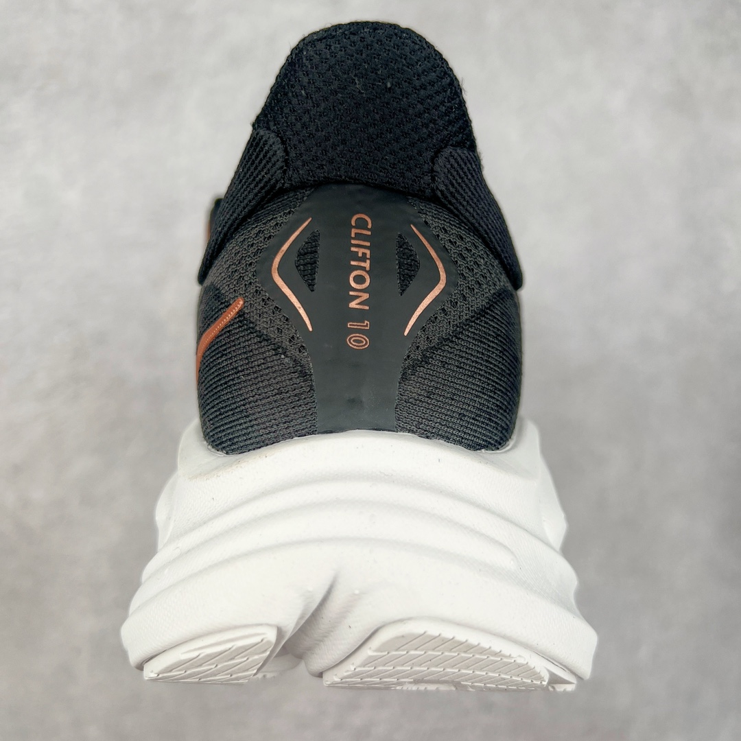 图片[8]-HOKA ONE ONE Clifton 克里夫顿10代专业性能减震公路跑步鞋 轻盈透气的针织网面和纱线的使用让鞋面更挺拔 增强鞋面的强度和支撑性能 搭配柔软的鞋舌 让双脚在舒适包裹中跑的更加畅快 全新泡棉中底 柔软的同时增强回弹性能 为不同跑者提供更平稳流畅的脚感 带来全面的缓冲保护 根据人体工程学设计的延长拉襟 后跟处弹软的海绵填充舒适固定 避免掉跟和摩擦 相比上一代光滑的内衬 Clifton 9的内衬增强了摩擦力 避免双脚在鞋内滑动 尺码：36 36.5 37.5 38 38.5 39 40 40.5 41 42 42.5 43 44 44.5 45-选品中心