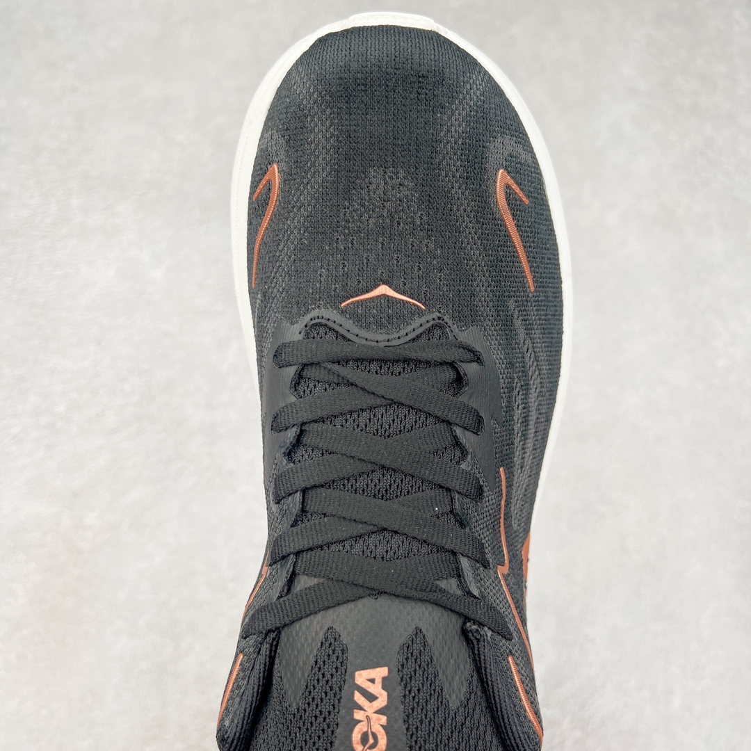 图片[4]-HOKA ONE ONE Clifton 克里夫顿10代专业性能减震公路跑步鞋 轻盈透气的针织网面和纱线的使用让鞋面更挺拔 增强鞋面的强度和支撑性能 搭配柔软的鞋舌 让双脚在舒适包裹中跑的更加畅快 全新泡棉中底 柔软的同时增强回弹性能 为不同跑者提供更平稳流畅的脚感 带来全面的缓冲保护 根据人体工程学设计的延长拉襟 后跟处弹软的海绵填充舒适固定 避免掉跟和摩擦 相比上一代光滑的内衬 Clifton 9的内衬增强了摩擦力 避免双脚在鞋内滑动 尺码：36 36.5 37.5 38 38.5 39 40 40.5 41 42 42.5 43 44 44.5 45-选品中心