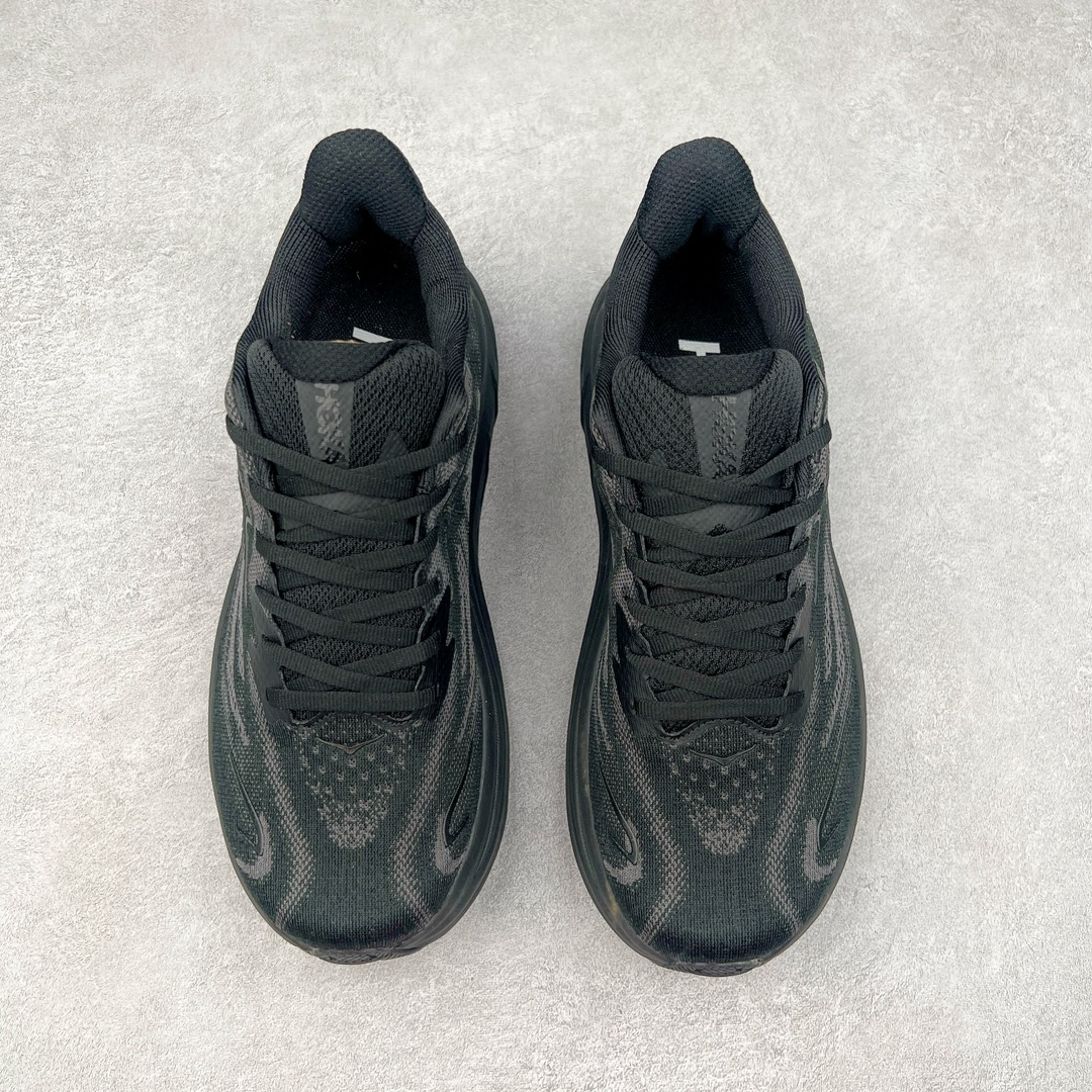 图片[2]-HOKA ONE ONE Clifton 克里夫顿10代专业性能减震公路跑步鞋 轻盈透气的针织网面和纱线的使用让鞋面更挺拔 增强鞋面的强度和支撑性能 搭配柔软的鞋舌 让双脚在舒适包裹中跑的更加畅快 全新泡棉中底 柔软的同时增强回弹性能 为不同跑者提供更平稳流畅的脚感 带来全面的缓冲保护 根据人体工程学设计的延长拉襟 后跟处弹软的海绵填充舒适固定 避免掉跟和摩擦 相比上一代光滑的内衬 Clifton 9的内衬增强了摩擦力 避免双脚在鞋内滑动 尺码：36 36.5 37.5 38 38.5 39 40 40.5 41 42 42.5 43 44 44.5 45-选品中心