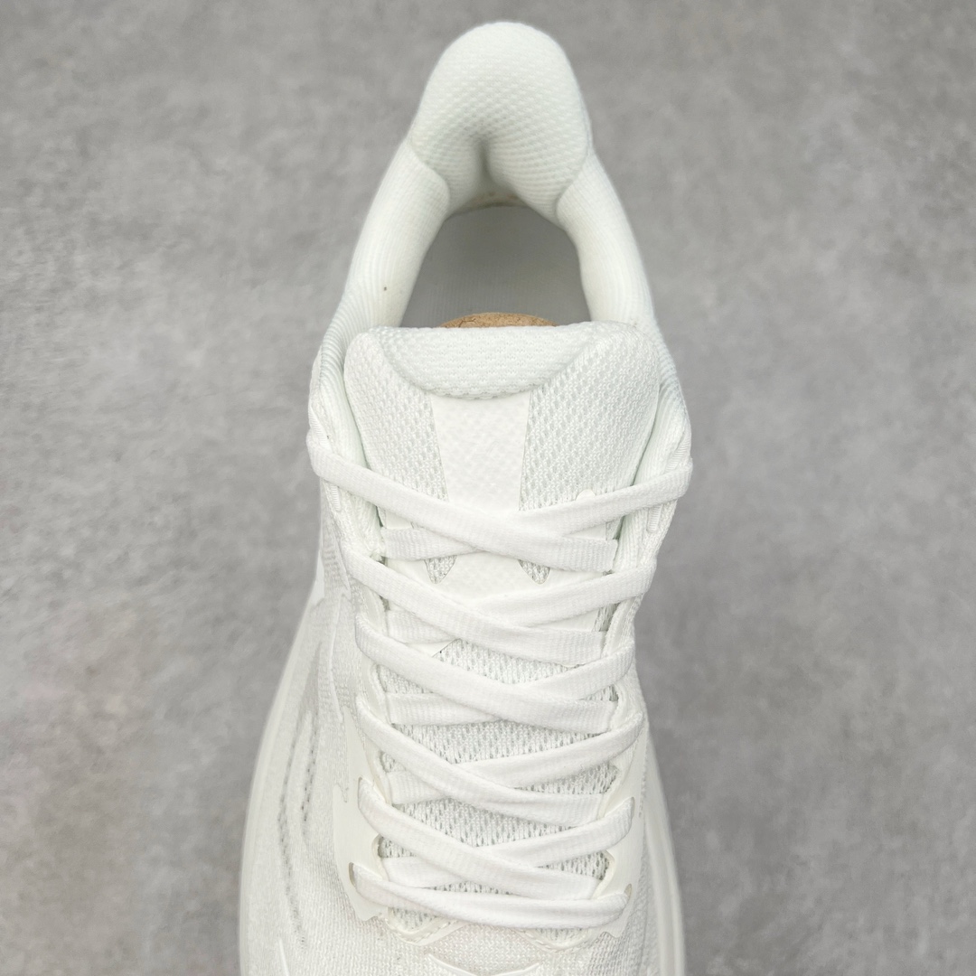 图片[5]-HOKA ONE ONE Clifton 克里夫顿10代专业性能减震公路跑步鞋 轻盈透气的针织网面和纱线的使用让鞋面更挺拔 增强鞋面的强度和支撑性能 搭配柔软的鞋舌 让双脚在舒适包裹中跑的更加畅快 全新泡棉中底 柔软的同时增强回弹性能 为不同跑者提供更平稳流畅的脚感 带来全面的缓冲保护 根据人体工程学设计的延长拉襟 后跟处弹软的海绵填充舒适固定 避免掉跟和摩擦 相比上一代光滑的内衬 Clifton 9的内衬增强了摩擦力 避免双脚在鞋内滑动 尺码：36 36.5 37.5 38 38.5 39 40 40.5 41 42 42.5 43 44 44.5 45-选品中心