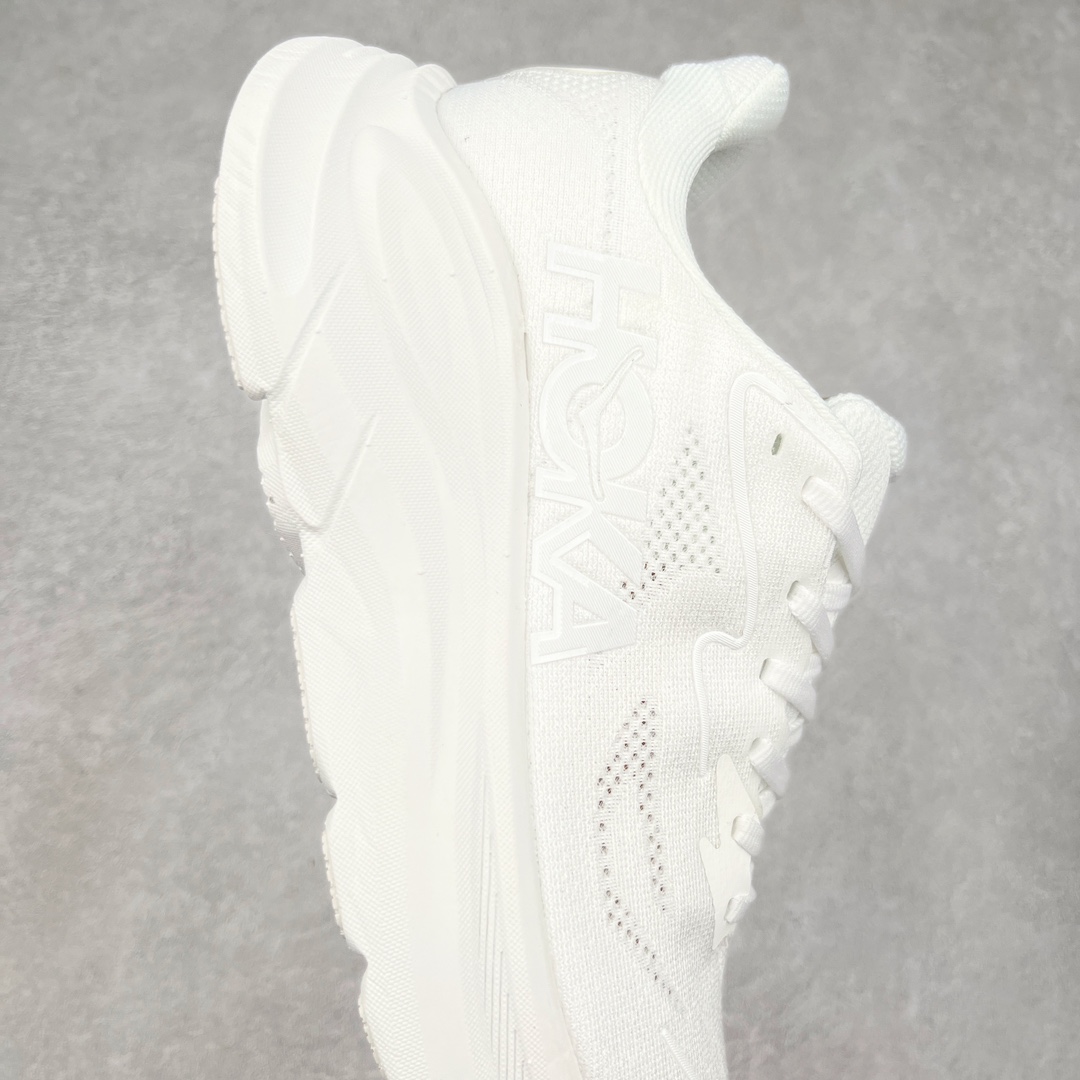 图片[6]-HOKA ONE ONE Clifton 克里夫顿10代专业性能减震公路跑步鞋 轻盈透气的针织网面和纱线的使用让鞋面更挺拔 增强鞋面的强度和支撑性能 搭配柔软的鞋舌 让双脚在舒适包裹中跑的更加畅快 全新泡棉中底 柔软的同时增强回弹性能 为不同跑者提供更平稳流畅的脚感 带来全面的缓冲保护 根据人体工程学设计的延长拉襟 后跟处弹软的海绵填充舒适固定 避免掉跟和摩擦 相比上一代光滑的内衬 Clifton 9的内衬增强了摩擦力 避免双脚在鞋内滑动 尺码：36 36.5 37.5 38 38.5 39 40 40.5 41 42 42.5 43 44 44.5 45-选品中心