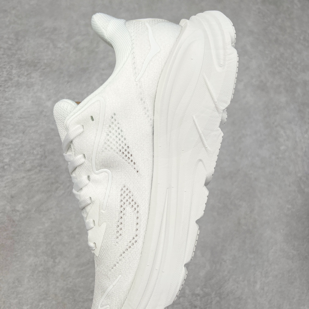 图片[7]-HOKA ONE ONE Clifton 克里夫顿10代专业性能减震公路跑步鞋 轻盈透气的针织网面和纱线的使用让鞋面更挺拔 增强鞋面的强度和支撑性能 搭配柔软的鞋舌 让双脚在舒适包裹中跑的更加畅快 全新泡棉中底 柔软的同时增强回弹性能 为不同跑者提供更平稳流畅的脚感 带来全面的缓冲保护 根据人体工程学设计的延长拉襟 后跟处弹软的海绵填充舒适固定 避免掉跟和摩擦 相比上一代光滑的内衬 Clifton 9的内衬增强了摩擦力 避免双脚在鞋内滑动 尺码：36 36.5 37.5 38 38.5 39 40 40.5 41 42 42.5 43 44 44.5 45-选品中心