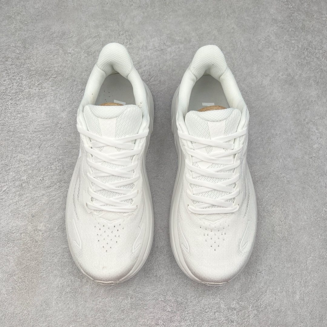 图片[2]-HOKA ONE ONE Clifton 克里夫顿10代专业性能减震公路跑步鞋 轻盈透气的针织网面和纱线的使用让鞋面更挺拔 增强鞋面的强度和支撑性能 搭配柔软的鞋舌 让双脚在舒适包裹中跑的更加畅快 全新泡棉中底 柔软的同时增强回弹性能 为不同跑者提供更平稳流畅的脚感 带来全面的缓冲保护 根据人体工程学设计的延长拉襟 后跟处弹软的海绵填充舒适固定 避免掉跟和摩擦 相比上一代光滑的内衬 Clifton 9的内衬增强了摩擦力 避免双脚在鞋内滑动 尺码：36 36.5 37.5 38 38.5 39 40 40.5 41 42 42.5 43 44 44.5 45-选品中心