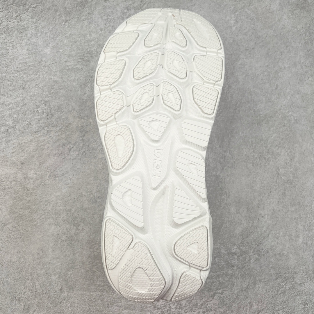 图片[9]-HOKA ONE ONE Clifton 克里夫顿10代专业性能减震公路跑步鞋 轻盈透气的针织网面和纱线的使用让鞋面更挺拔 增强鞋面的强度和支撑性能 搭配柔软的鞋舌 让双脚在舒适包裹中跑的更加畅快 全新泡棉中底 柔软的同时增强回弹性能 为不同跑者提供更平稳流畅的脚感 带来全面的缓冲保护 根据人体工程学设计的延长拉襟 后跟处弹软的海绵填充舒适固定 避免掉跟和摩擦 相比上一代光滑的内衬 Clifton 9的内衬增强了摩擦力 避免双脚在鞋内滑动 尺码：36 36.5 37.5 38 38.5 39 40 40.5 41 42 42.5 43 44 44.5 45-选品中心