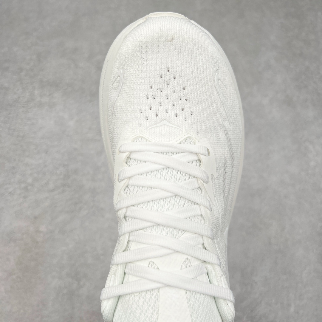 图片[4]-HOKA ONE ONE Clifton 克里夫顿10代专业性能减震公路跑步鞋 轻盈透气的针织网面和纱线的使用让鞋面更挺拔 增强鞋面的强度和支撑性能 搭配柔软的鞋舌 让双脚在舒适包裹中跑的更加畅快 全新泡棉中底 柔软的同时增强回弹性能 为不同跑者提供更平稳流畅的脚感 带来全面的缓冲保护 根据人体工程学设计的延长拉襟 后跟处弹软的海绵填充舒适固定 避免掉跟和摩擦 相比上一代光滑的内衬 Clifton 9的内衬增强了摩擦力 避免双脚在鞋内滑动 尺码：36 36.5 37.5 38 38.5 39 40 40.5 41 42 42.5 43 44 44.5 45-选品中心