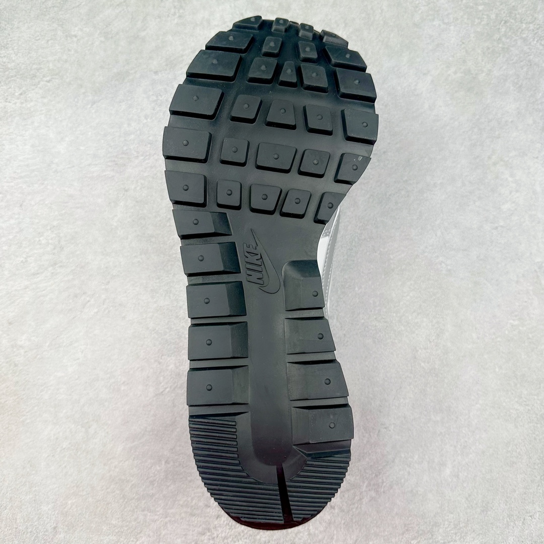 图片[9]-＃XP纯原 Sacai x NK VaporWaffle 联名款华夫3.0潮流休闲增高运动鞋 白银配色 DD1875-201 海外高端零售专属订单 只服务市场百分之五高端客户 全套原楦原纸版原鞋开模 全网最具灵魂的版型 皮料卡色质感均保持原鞋一致 原装油墨Logo手工描漆 原装大底米色部分外尖内方 大底开口上翘弧度 后跟开口弧度高度原鞋一致 全鞋电脑针车 原厂鞋舌织唛标 原盒原配 中文合格证质保卡 客订外包保护盒‼️尺码：35.5 36 36.5 37.5 38 38.5 39 40 40.5 41 42 42.5 43 44 44.5 45 46 47.5-选品中心