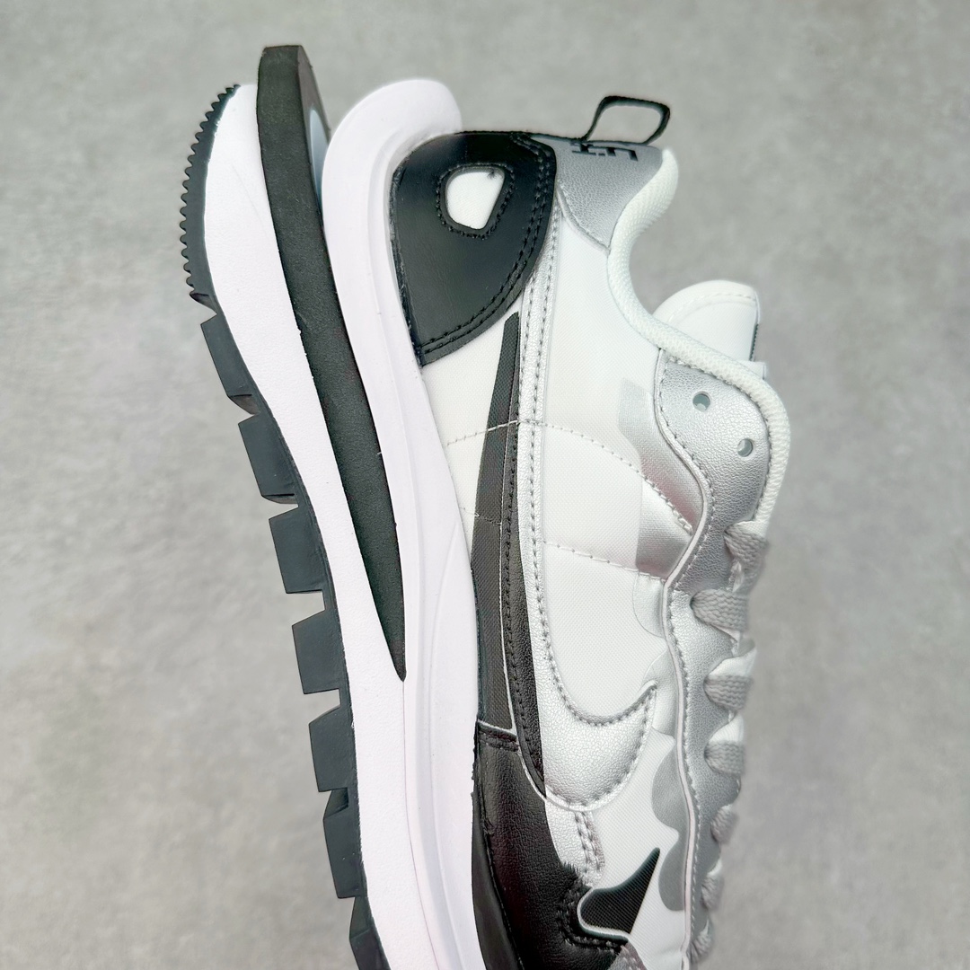 图片[6]-＃XP纯原 Sacai x NK VaporWaffle 联名款华夫3.0潮流休闲增高运动鞋 白银配色 DD1875-201 海外高端零售专属订单 只服务市场百分之五高端客户 全套原楦原纸版原鞋开模 全网最具灵魂的版型 皮料卡色质感均保持原鞋一致 原装油墨Logo手工描漆 原装大底米色部分外尖内方 大底开口上翘弧度 后跟开口弧度高度原鞋一致 全鞋电脑针车 原厂鞋舌织唛标 原盒原配 中文合格证质保卡 客订外包保护盒‼️尺码：35.5 36 36.5 37.5 38 38.5 39 40 40.5 41 42 42.5 43 44 44.5 45 46 47.5-选品中心