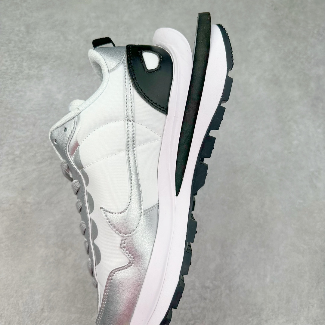 图片[7]-＃XP纯原 Sacai x NK VaporWaffle 联名款华夫3.0潮流休闲增高运动鞋 白银配色 DD1875-201 海外高端零售专属订单 只服务市场百分之五高端客户 全套原楦原纸版原鞋开模 全网最具灵魂的版型 皮料卡色质感均保持原鞋一致 原装油墨Logo手工描漆 原装大底米色部分外尖内方 大底开口上翘弧度 后跟开口弧度高度原鞋一致 全鞋电脑针车 原厂鞋舌织唛标 原盒原配 中文合格证质保卡 客订外包保护盒‼️尺码：35.5 36 36.5 37.5 38 38.5 39 40 40.5 41 42 42.5 43 44 44.5 45 46 47.5-选品中心