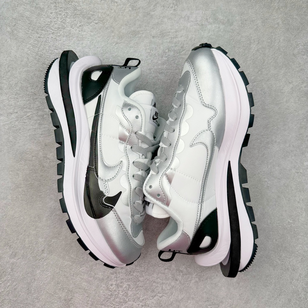 图片[3]-＃XP纯原 Sacai x NK VaporWaffle 联名款华夫3.0潮流休闲增高运动鞋 白银配色 DD1875-201 海外高端零售专属订单 只服务市场百分之五高端客户 全套原楦原纸版原鞋开模 全网最具灵魂的版型 皮料卡色质感均保持原鞋一致 原装油墨Logo手工描漆 原装大底米色部分外尖内方 大底开口上翘弧度 后跟开口弧度高度原鞋一致 全鞋电脑针车 原厂鞋舌织唛标 原盒原配 中文合格证质保卡 客订外包保护盒‼️尺码：35.5 36 36.5 37.5 38 38.5 39 40 40.5 41 42 42.5 43 44 44.5 45 46 47.5-选品中心