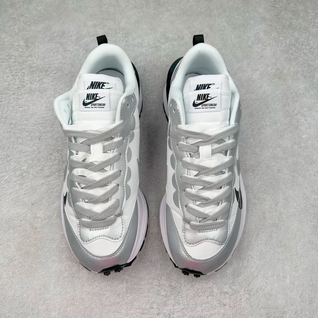 图片[2]-＃XP纯原 Sacai x NK VaporWaffle 联名款华夫3.0潮流休闲增高运动鞋 白银配色 DD1875-201 海外高端零售专属订单 只服务市场百分之五高端客户 全套原楦原纸版原鞋开模 全网最具灵魂的版型 皮料卡色质感均保持原鞋一致 原装油墨Logo手工描漆 原装大底米色部分外尖内方 大底开口上翘弧度 后跟开口弧度高度原鞋一致 全鞋电脑针车 原厂鞋舌织唛标 原盒原配 中文合格证质保卡 客订外包保护盒‼️尺码：35.5 36 36.5 37.5 38 38.5 39 40 40.5 41 42 42.5 43 44 44.5 45 46 47.5-选品中心
