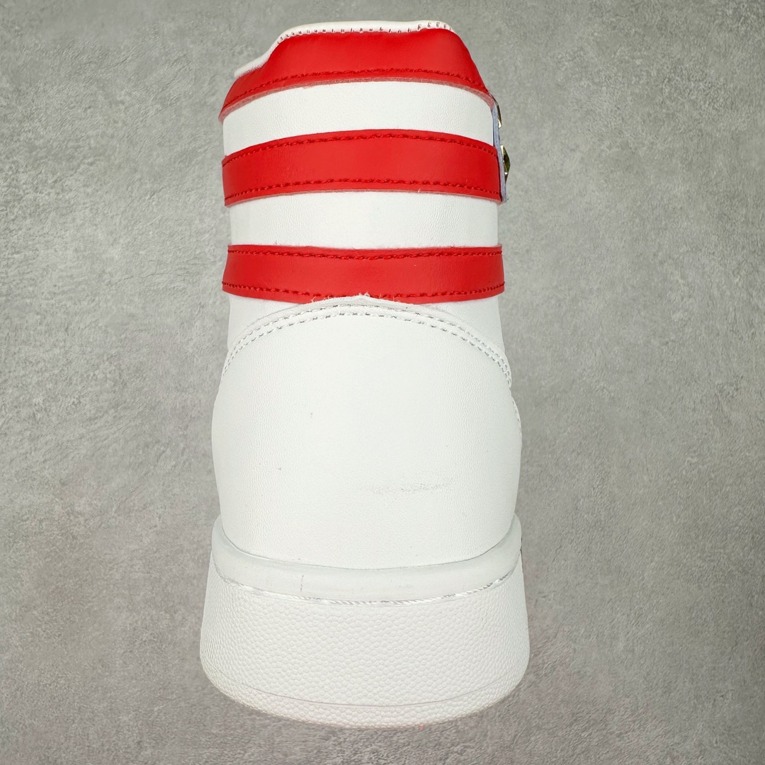 图片[8]-特朗普推出一款“永不投降”运动鞋，特朗普个人运动鞋品牌Trump Never Surrender High-Top 特朗普一代系列高帮总统休闲运动篮球板鞋“皮革液态银USA”PKTLP001 美国前总统特朗普（Donald Trump）日前推出一双要价399美元、名为“永不投降（Never Surrender High-Tops）”的金色高筒运动鞋，引发外界抢购，该运动鞋在推出不到半天的时间即售罄。对此，现任总统拜登（Joe Biden）竞选团队感到不以为然，抨击特朗普兜售盗版奢侈品品牌Off-White球鞋。尺码：40 40.5 41 42 42.5 43 44 44.5 45 46 47.5-选品中心