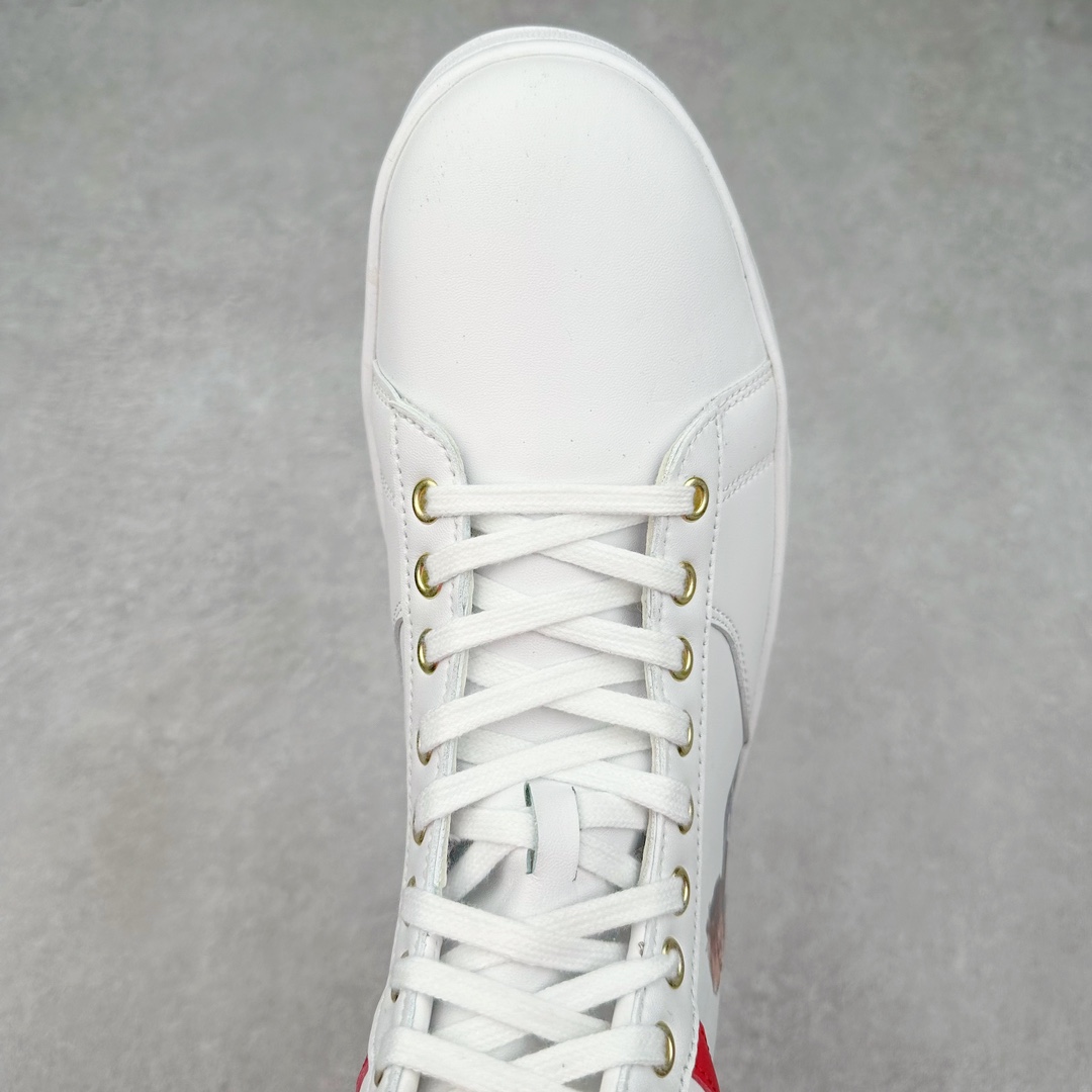 图片[4]-特朗普推出一款“永不投降”运动鞋，特朗普个人运动鞋品牌Trump Never Surrender High-Top 特朗普一代系列高帮总统休闲运动篮球板鞋“皮革液态银USA”PKTLP001 美国前总统特朗普（Donald Trump）日前推出一双要价399美元、名为“永不投降（Never Surrender High-Tops）”的金色高筒运动鞋，引发外界抢购，该运动鞋在推出不到半天的时间即售罄。对此，现任总统拜登（Joe Biden）竞选团队感到不以为然，抨击特朗普兜售盗版奢侈品品牌Off-White球鞋。尺码：40 40.5 41 42 42.5 43 44 44.5 45 46 47.5-选品中心