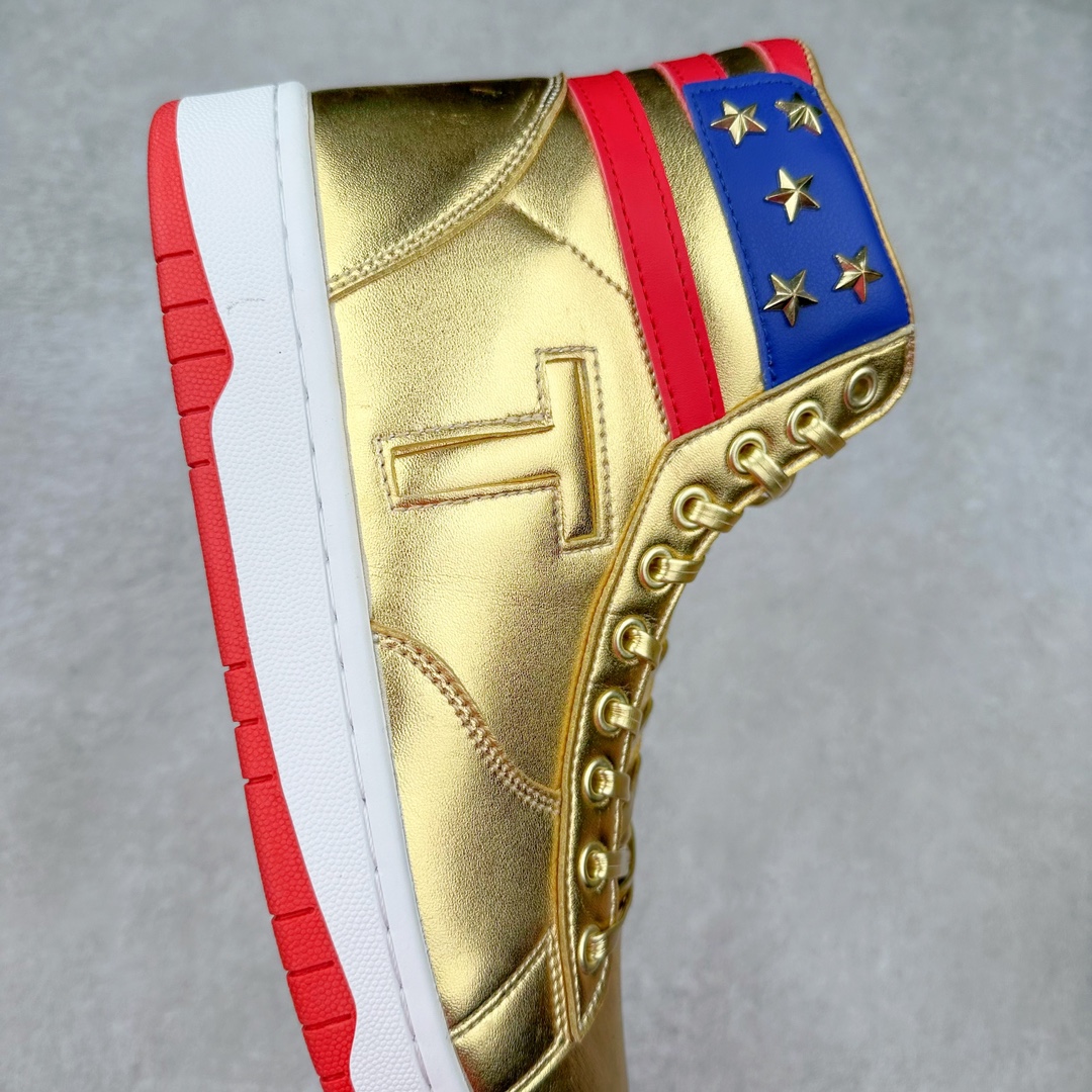 图片[6]-特朗普推出一款“永不投降”运动鞋，特朗普个人运动鞋品牌Trump Never Surrender High-Top 特朗普一代系列高帮总统休闲运动篮球板鞋“皮革液态银USA”PKTLP001 美国前总统特朗普（Donald Trump）日前推出一双要价399美元、名为“永不投降（Never Surrender High-Tops）”的金色高筒运动鞋，引发外界抢购，该运动鞋在推出不到半天的时间即售罄。对此，现任总统拜登（Joe Biden）竞选团队感到不以为然，抨击特朗普兜售盗版奢侈品品牌Off-White球鞋。尺码：40 40.5 41 42 42.5 43 44 44.5 45 46 47.5-选品中心