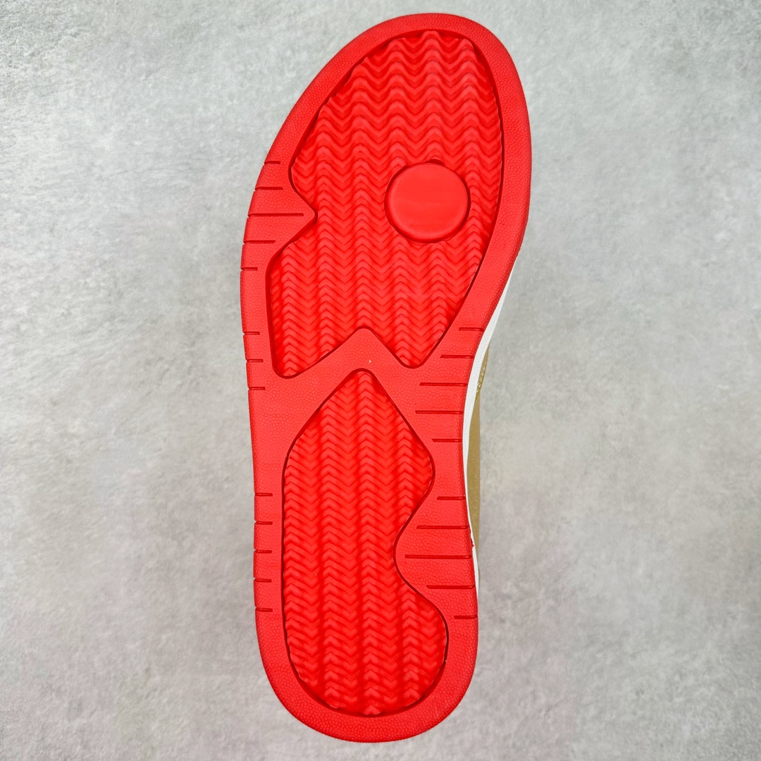 图片[9]-特朗普推出一款“永不投降”运动鞋，特朗普个人运动鞋品牌Trump Never Surrender High-Top 特朗普一代系列高帮总统休闲运动篮球板鞋“皮革液态银USA”PKTLP001 美国前总统特朗普（Donald Trump）日前推出一双要价399美元、名为“永不投降（Never Surrender High-Tops）”的金色高筒运动鞋，引发外界抢购，该运动鞋在推出不到半天的时间即售罄。对此，现任总统拜登（Joe Biden）竞选团队感到不以为然，抨击特朗普兜售盗版奢侈品品牌Off-White球鞋。尺码：40 40.5 41 42 42.5 43 44 44.5 45 46 47.5-选品中心