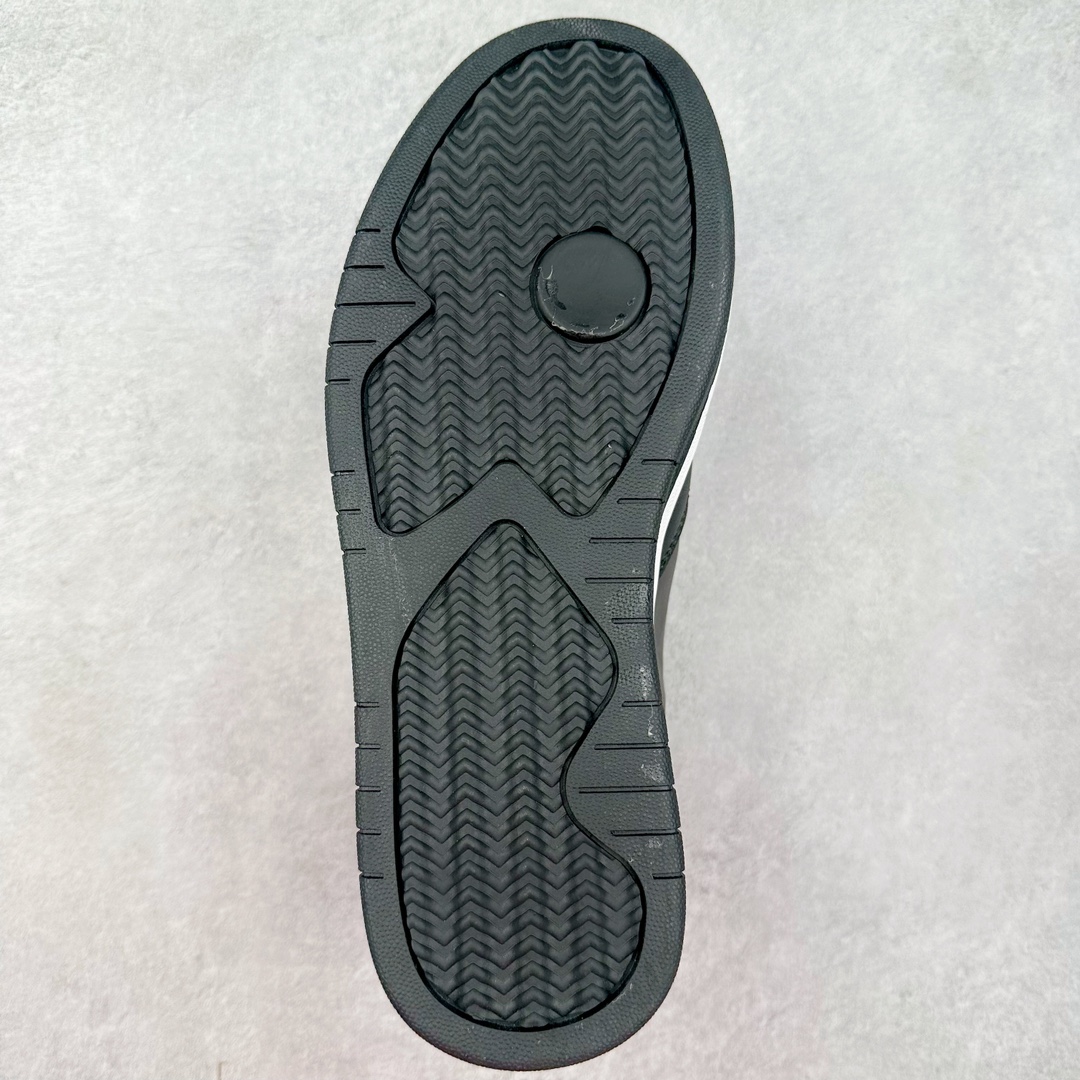 图片[9]-特朗普推出一款“永不投降”运动鞋，特朗普个人运动鞋品牌Trump Never Surrender High-Top 特朗普一代系列高帮总统休闲运动篮球板鞋“皮革液态银USA”PKTLP001 美国前总统特朗普（Donald Trump）日前推出一双要价399美元、名为“永不投降（Never Surrender High-Tops）”的金色高筒运动鞋，引发外界抢购，该运动鞋在推出不到半天的时间即售罄。对此，现任总统拜登（Joe Biden）竞选团队感到不以为然，抨击特朗普兜售盗版奢侈品品牌Off-White球鞋。尺码：40 40.5 41 42 42.5 43 44 44.5 45 46 47.5-选品中心