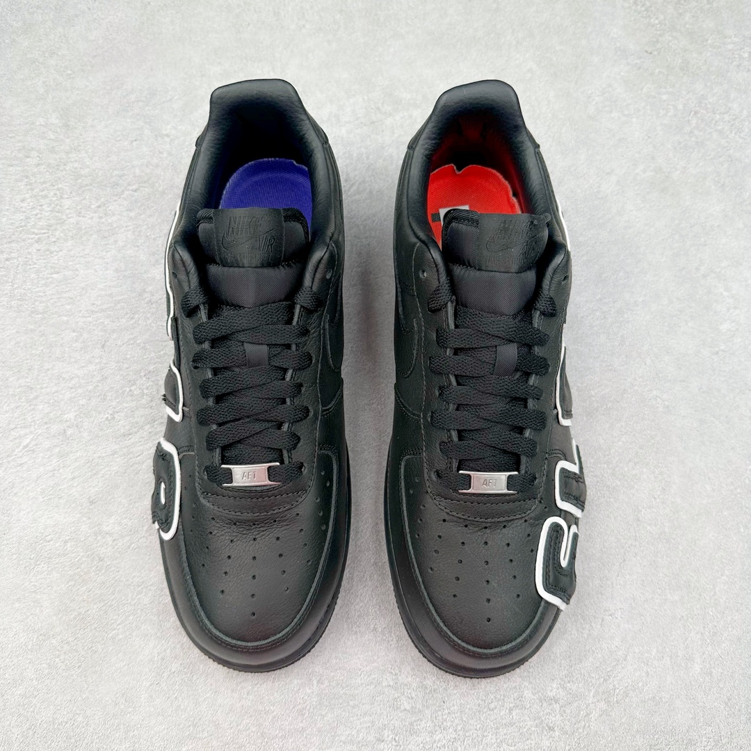 图片[2]-＃S2纯原 CPFM x NK Air Force 1 07 Low 空军一号系列低帮经典百搭休闲运动板鞋“联名放大补丁字母”DC4457-001 近日，A$AP Bari 在其官方社交媒体上预告了 Cactus Plant Flea Market (CPFM) 和 Nike Air Force 1 Low 的全新配色。此次全新推出的紫色和苔藓绿配色，保留了原始黑白版本的标志性风格，均采用皮革鞋面、尼龙鞋舌、带有反光底衬的「AIR SUNSHINE」及同色 AF1 橡胶鞋底。尺码：39 40 40.5 41 42 42.5 43 44 44.5 45 46 47.5-选品中心