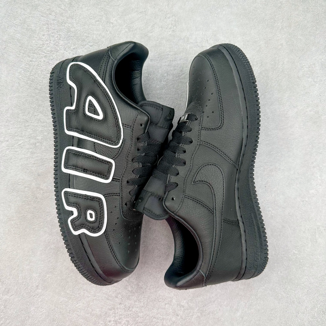 图片[3]-＃S2纯原 CPFM x NK Air Force 1 07 Low 空军一号系列低帮经典百搭休闲运动板鞋“联名放大补丁字母”DC4457-001 近日，A$AP Bari 在其官方社交媒体上预告了 Cactus Plant Flea Market (CPFM) 和 Nike Air Force 1 Low 的全新配色。此次全新推出的紫色和苔藓绿配色，保留了原始黑白版本的标志性风格，均采用皮革鞋面、尼龙鞋舌、带有反光底衬的「AIR SUNSHINE」及同色 AF1 橡胶鞋底。尺码：39 40 40.5 41 42 42.5 43 44 44.5 45 46 47.5-选品中心