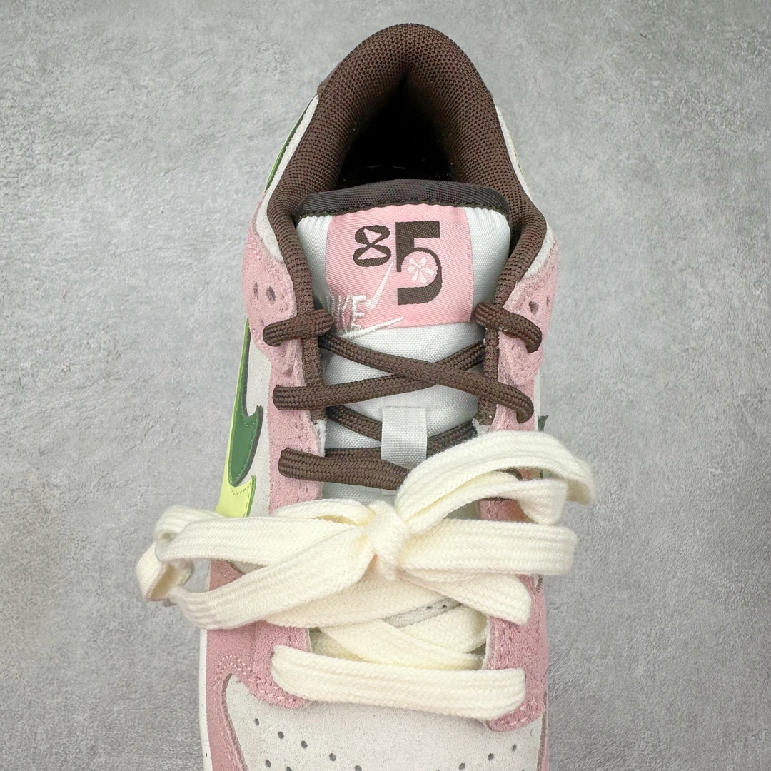 图片[5]-＃CS NK Dunk Low SE 85 双钩复古休闲板鞋 HV1799-161 口碑大厂出品 品控大底版型不断改良更新品质稳定 全套原纸板楦头开发 确保原汁原味 完美呈现DUNK版型 原厂玻璃冲刀 超高清洁度 全鞋零毛边皮料切割 采用绒面革材质 鞋身左右侧均配有皮革质双 Swoosh 兰色搭配上白色 85年纪念标放在鞋舌的位置 简洁干净的配色设计 绝对是日常出街上脚的不二选择 尺码：36 36.5 37.5 38 38.5 39 40 40.5 41 42 42.5 43 44 44.5 45 46-选品中心