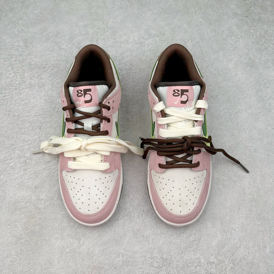图片[2]-＃CS NK Dunk Low SE 85 双钩复古休闲板鞋 HV1799-161 口碑大厂出品 品控大底版型不断改良更新品质稳定 全套原纸板楦头开发 确保原汁原味 完美呈现DUNK版型 原厂玻璃冲刀 超高清洁度 全鞋零毛边皮料切割 采用绒面革材质 鞋身左右侧均配有皮革质双 Swoosh 兰色搭配上白色 85年纪念标放在鞋舌的位置 简洁干净的配色设计 绝对是日常出街上脚的不二选择 尺码：36 36.5 37.5 38 38.5 39 40 40.5 41 42 42.5 43 44 44.5 45 46-选品中心